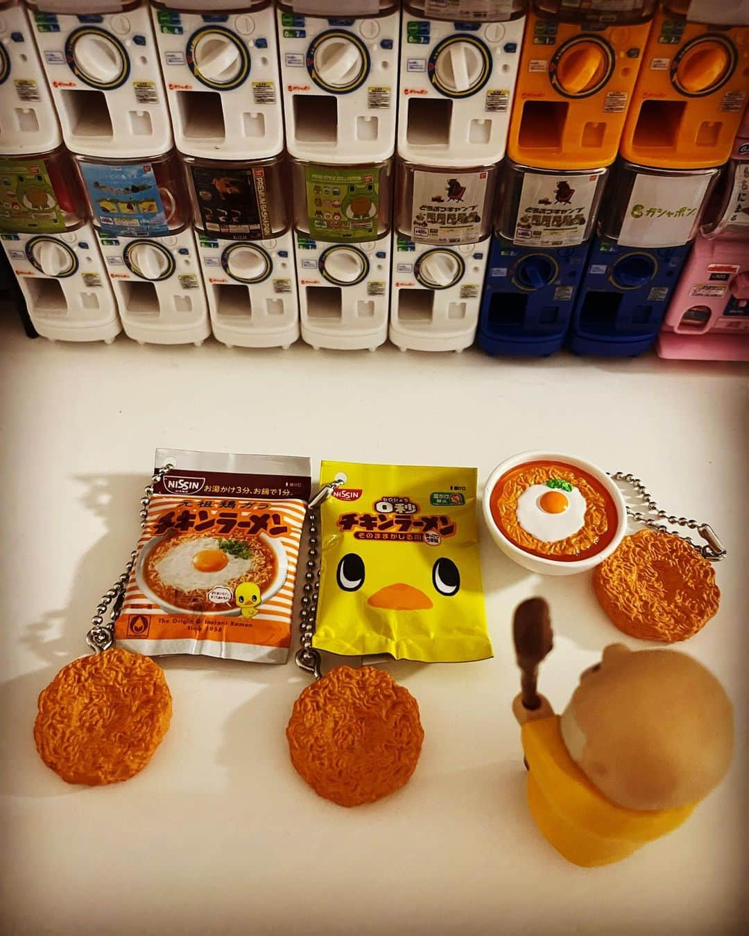 柴田薫さんのインスタグラム写真 - (柴田薫Instagram)「チキンラーメンミニチュアチャーム  どれも可愛いけど やっぱりレアな"SNSで話題のあいつ" が欲しかったぁーーー。 あぁ…欲しい。 ああああぁ欲しい。  #ガチャガチャ #ガシャポン #ガチャポン #ミニチュア #カプセルトイ #ガチャ沼 #チキンラーメンミニチュアチャーム」10月17日 7時30分 - kaogacha.lv