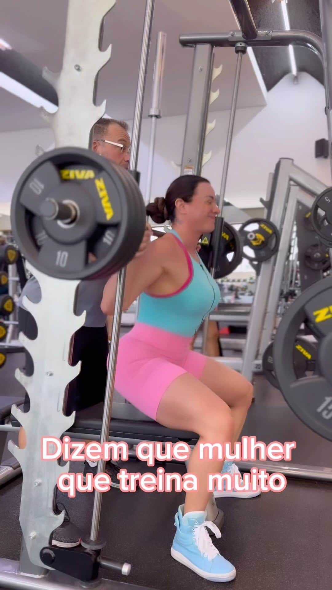 Juliana Salimeniのインスタグラム：「Dizem que mulher musculosa fica parecendo homem… O que vcs acham?」