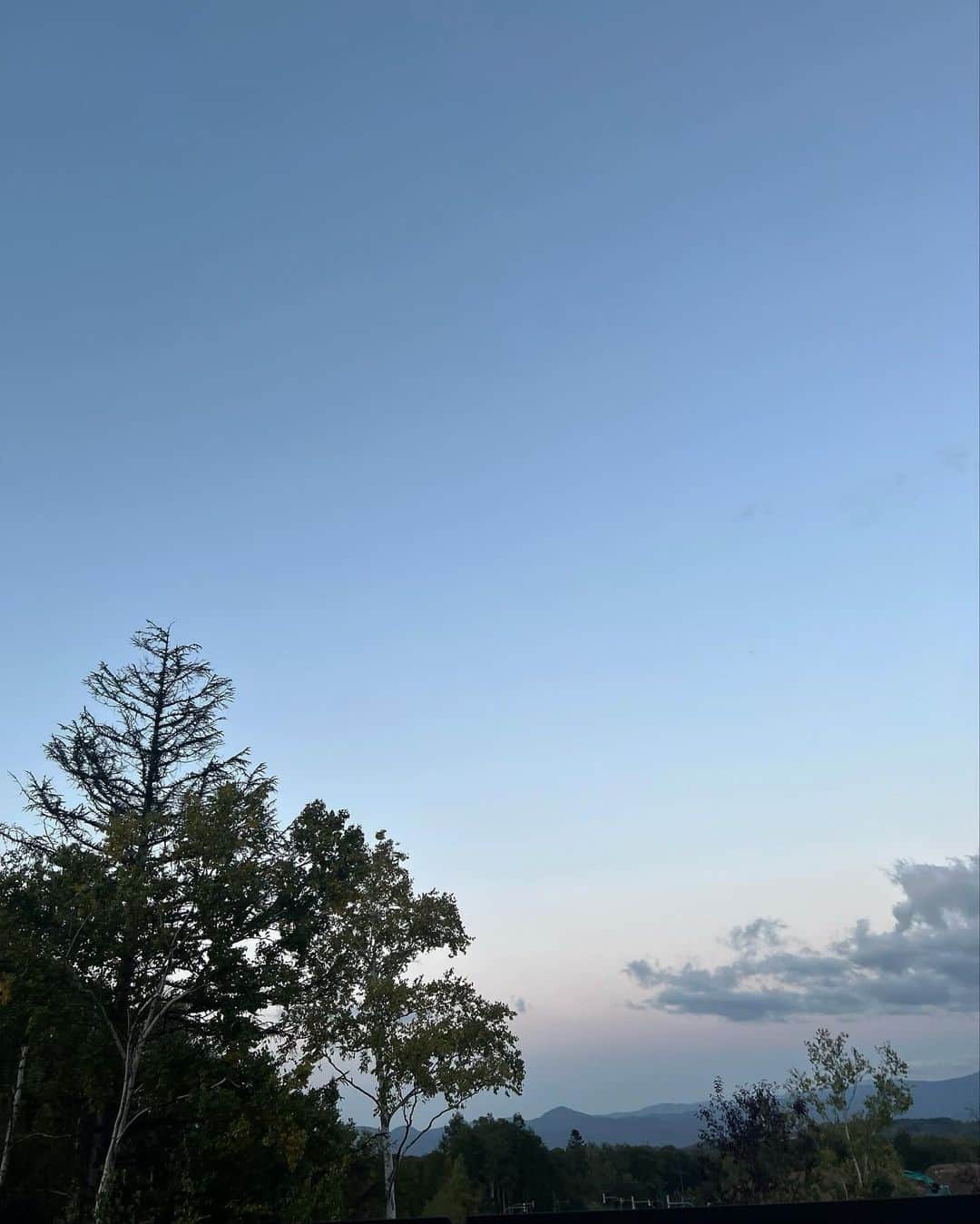 大橋あゆみさんのインスタグラム写真 - (大橋あゆみInstagram)「週末めちゃくちゃ寒くなるってニュースで見たけど、エアコンクリーニング出す我が家はどうなるんかな  と空見上げて祈る朝🕵️  お布団ぐるぐる巻きかな  #ちなみにこれは北海道」10月17日 7時29分 - ayuohashi