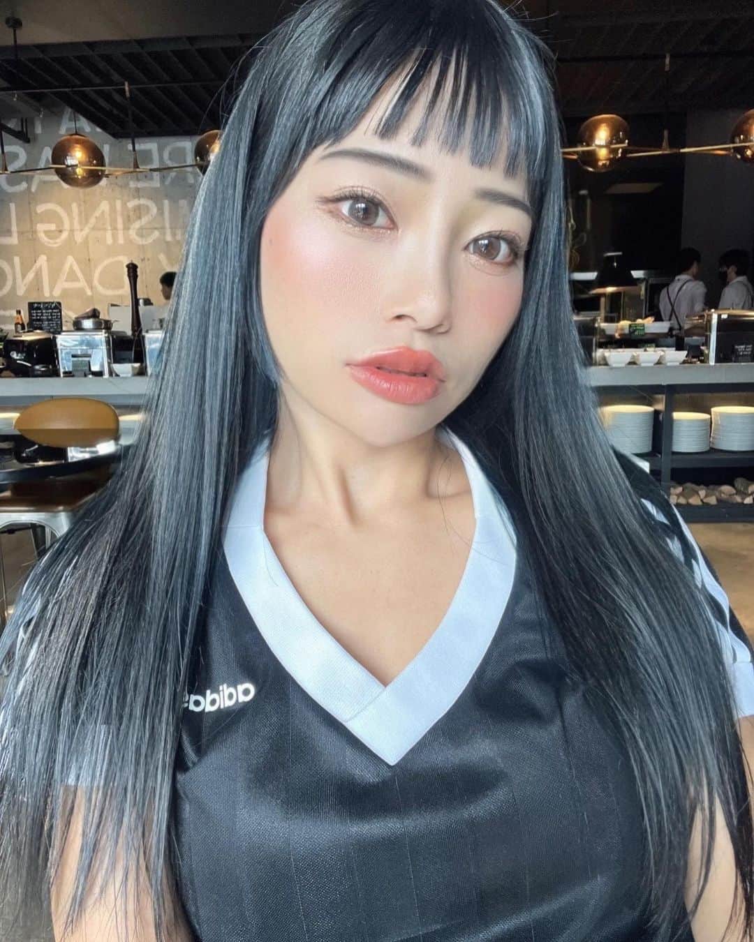 sachiyo_misuのインスタグラム：「【ワンホンメイク🐈‍⬛❤︎】 . .  愛用カラコンとアイメイクコスメの詳細👀 . . アイライナーとマスカラは 海外で大人気のNY発コスメブランド「Glossier」💄 . . とっても尊敬する方からプレゼントでいただいて👩✨ 気に入ってリピートで愛用中❤︎ . .  化学物質が含まれてなく天然成分で作られているから 肌にとっても優しいのもリピートしてる理由◎ . . 発色と色持ちが良いのもお気に入りポイント♡ . . . カラコンは程よくチュルンとしてて 付け心地も良いのがお気に入り❤︎ . . .  #アイメイク　#カラコン着画 #カラコンレポ #ナチュラルカラコン #メイクアップ #コスメ #コスメ購入品 #コスメ紹介 #コスメレポ #larme #glossier #make #makeup #モテメイク #ワンホン #ワンホンメイク #todaysoutfit #adidas」