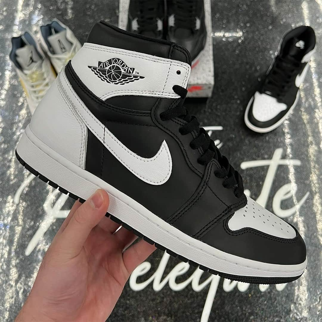 Sneaker News x Jordans Dailyさんのインスタグラム写真 - (Sneaker News x Jordans DailyInstagram)「An in-hand look at the Air Jordan 1 🖤🤍 appears via @masterchefian⁠ ⁠ What's your first impression of these?⁠ ⁠ #jordansdaily」10月17日 7時48分 - jordansdaily