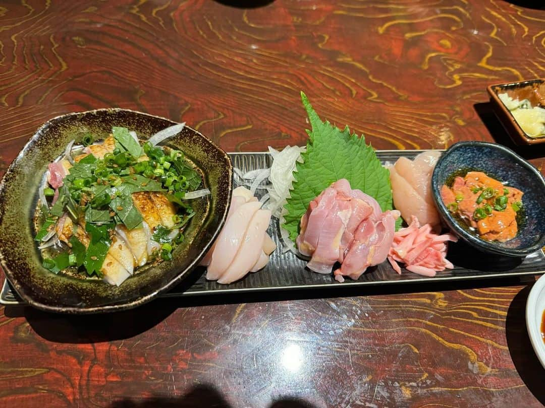 シバターさんのインスタグラム写真 - (シバターInstagram)「初めて宮崎県行ったけど、ご飯が美味しい県、第二位にランキングしました。  宮崎のポーカーしたけど、 ディーラーのメイドさんとお客が飛ばないように、 MAXベット額が50bb、レイズがベット額＋50bbで設定されていて、 かつタフコーラーが多いから考える事が多くて ミックスの種目のようで勉強になりました。  まだ「おらが村にポーカーが来ただ」状態で。 そんな中でゲームを広めようとオーナーさん達が頑張ってました。  あと宮崎県は女の子が可愛かったです。 また来たいな☺️」10月17日 7時41分 - jtshibata