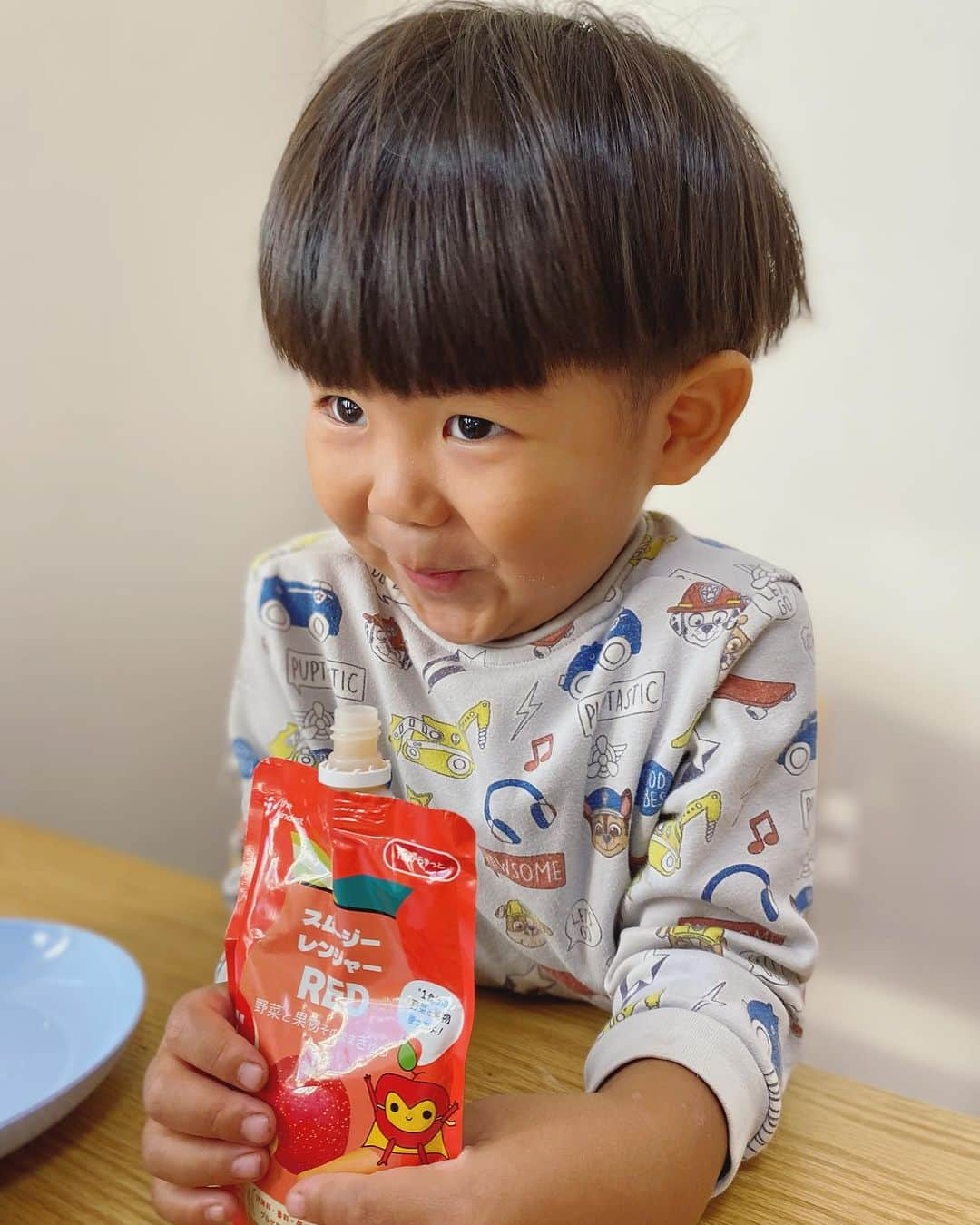 野口綾子さんのインスタグラム写真 - (野口綾子Instagram)「子供達大喜び 素敵な商品を頂きました🍹  毎朝バタバタで、パンとヨーグルトが定番なので、栄養が追加できて嬉しい🥬  商品名もかっこよくて、スムージーレンジャーみたいになれるよ！というと決めポーズをしていました😂  #2歳差兄妹 #2歳差育児 #3歳男の子 #2歳女の子 #3歳ごはん #2歳ごはん #仲良し兄妹 #男の子ママ #女の子ママ #筋肉は裏切らない  #thekindest #カインデスト #スムージーレンジャー #smoothieranger #野菜と果物そのままぎゅっ #pr」10月17日 7時43分 - ayako__n