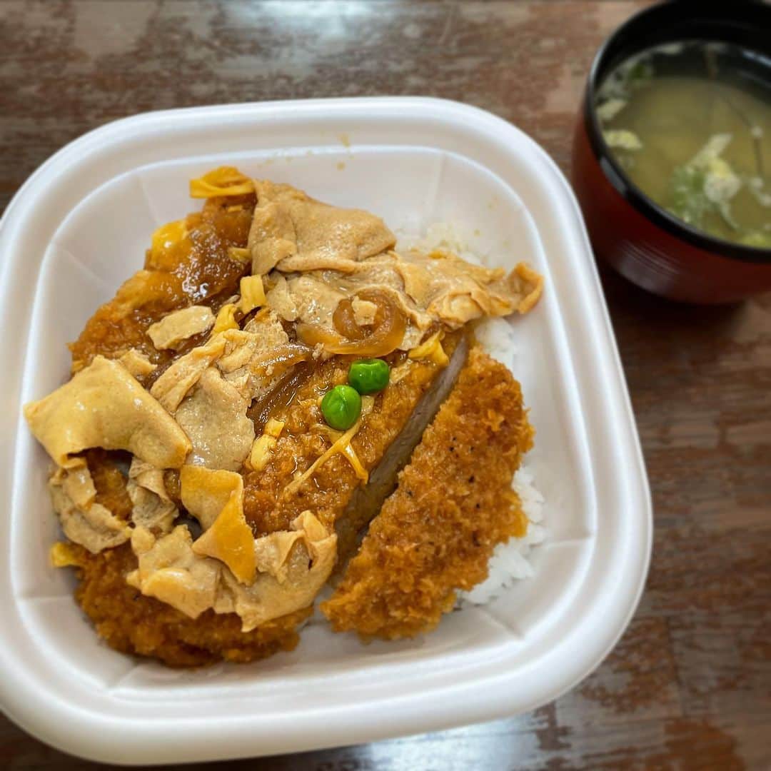 木村ひさしのインスタグラム：「最高のおっさんの朝ごはん。 ファミマのカツ丼 朝カツ #最高のおっさんのコンビニメシ」