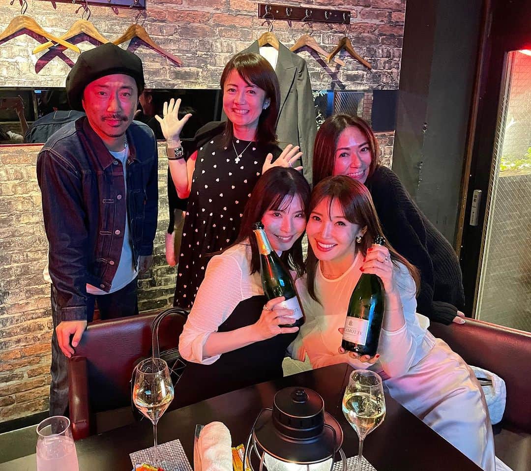 吉田美紀さんのインスタグラム写真 - (吉田美紀Instagram)「・ ・ みんな同い年🫶 ハッピーバースデーまみちゃん❤️ @mami_tasu_913   ふわっとした柔らかさと優しさの中に 強さがあるまみちゃん♡  こうして一緒に年を重ねられて嬉しいよ💕  一次会の中華から二次会（3枚目） 三次会はこれまた同い年力高くんのお店へ。（4枚目） @rikitaka_muto   楽しいハナキンnightだったな🥂 みんな、ありがとう！LOVE❤️  #friends #birthdayparty #お友達 #同い年 #お誕生日会」10月17日 7時56分 - miki__yoshida