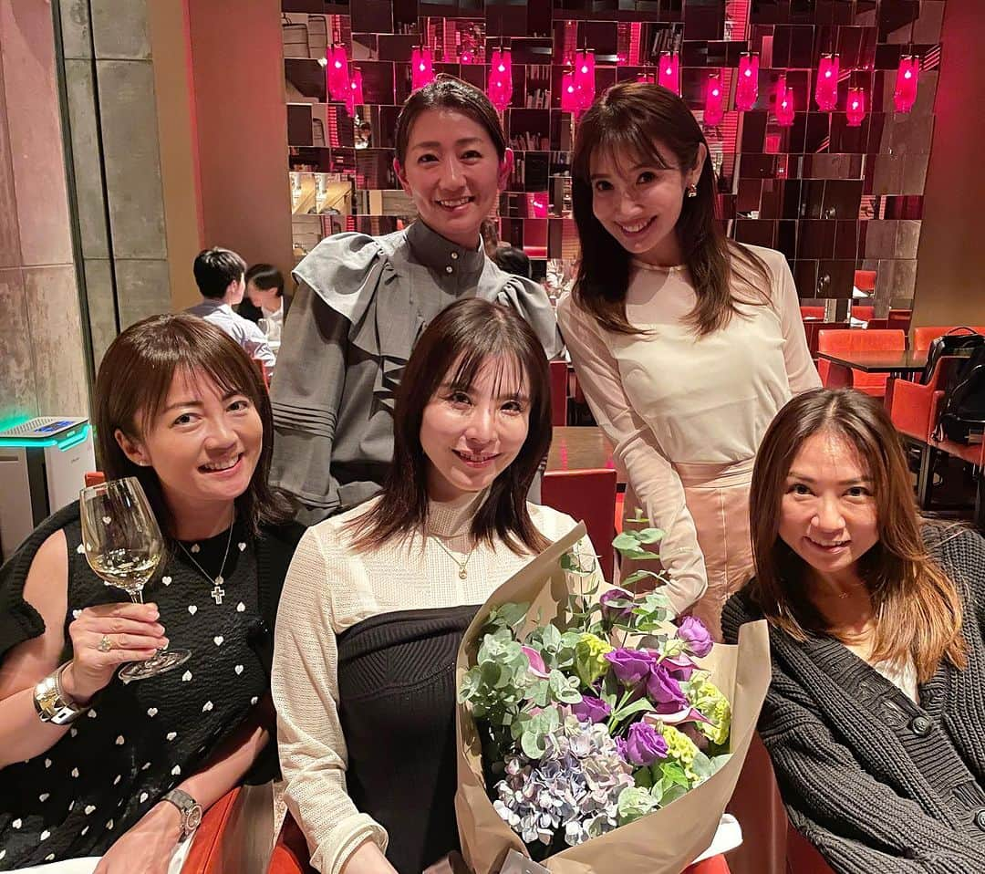 吉田美紀さんのインスタグラム写真 - (吉田美紀Instagram)「・ ・ みんな同い年🫶 ハッピーバースデーまみちゃん❤️ @mami_tasu_913   ふわっとした柔らかさと優しさの中に 強さがあるまみちゃん♡  こうして一緒に年を重ねられて嬉しいよ💕  一次会の中華から二次会（3枚目） 三次会はこれまた同い年力高くんのお店へ。（4枚目） @rikitaka_muto   楽しいハナキンnightだったな🥂 みんな、ありがとう！LOVE❤️  #friends #birthdayparty #お友達 #同い年 #お誕生日会」10月17日 7時56分 - miki__yoshida