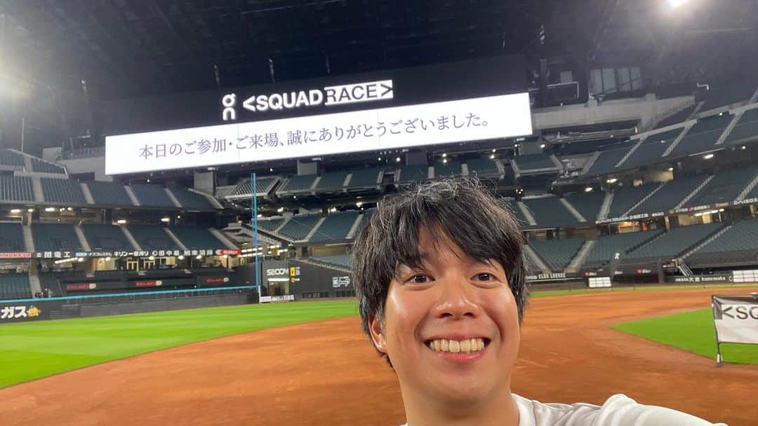 堀内大輝のインスタグラム：「.  だいぶ前になってしまったけど On SQUAD RACE  3キロを全力疾走。 チーム対抗でタイムを競います。  舞台はエスコンフィールド。  普段は走れないフィールドの芝生や土、 バックヤードをひたすら走る。  予選通過できるのは20組。 誰もができないと思っていたので、 ビール飲んだり着替えたりピザ食べたりしていると ビジョンに「HBCマラソン部」の文字が。  今年一番笑ったかも。 慌てて着替えて決勝戦へ。いやー焦った。  走ってる時は笑顔なんてないけど、 終わった後は、みんな爽やかな笑顔。  ゴールで他のチームの人たちが出迎えてくれて 互いの健闘を讃えあう。  これだから走るのはやめられない。  なんてカッコつけて言ってるけど チームで一番遅かったし、 決勝戦はおしりから3番目でゴールしたことは ここだけの秘密にするとする。  そう、走り切ったことに意味があるのだから。  #onsquadrace #なぜか叙情的になった #練習不足」