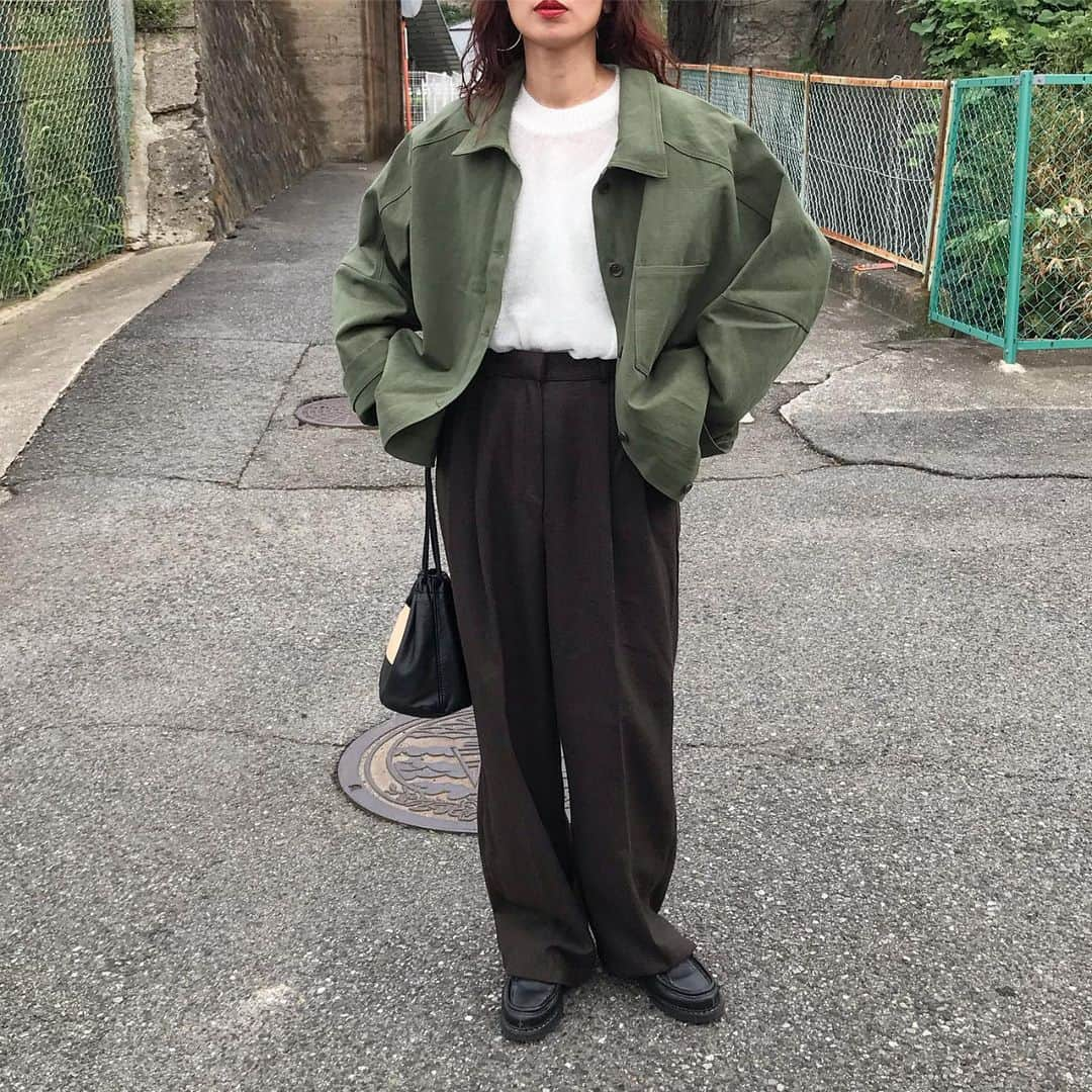 kumikaさんのインスタグラム写真 - (kumikaInstagram)「@nugu_klee new✨ ヴィンテージカバージャケット/khaki  古着屋さんにありそうな、くたっとした褪せたカーキのジャケットが可愛い過ぎて買い取りしたアイテム🥰 シルエットも後ろのポケットのデザインもめちゃくちゃ可愛いです💓  このジャケット、男性の方も着れるサイズ感ですか？と質問いただいてるんですが、ユニセックスサイズなので男性の方でもゆったり着ていただけると思います🙆‍♀️  しっかりした生地もミリタリー テイストでかっこいい🥰  pantsもインナーのシアーニットもklee ワイドベーシックスラックス/brown フラフィーオーバーニット/ivory  どれもシルエットが可愛い💕 . . . . outer.tops.pants @nugu_klee  bag#scye  shoes#paraboot . . . . #ミリタリー ジャケット#military#ミリタリー コーデ#ユニセックス#brown#ブラウンコーデ#ウールパンツ#グルカパンツ#ニット#ニットコーデ#knit#パラブーツ#古着女子 #秋冬コーデ #tbt#ootd#instafashion#outfit#ママコーデ#古着好きな人と繋がりたい」10月17日 8時01分 - kumika_iiio2