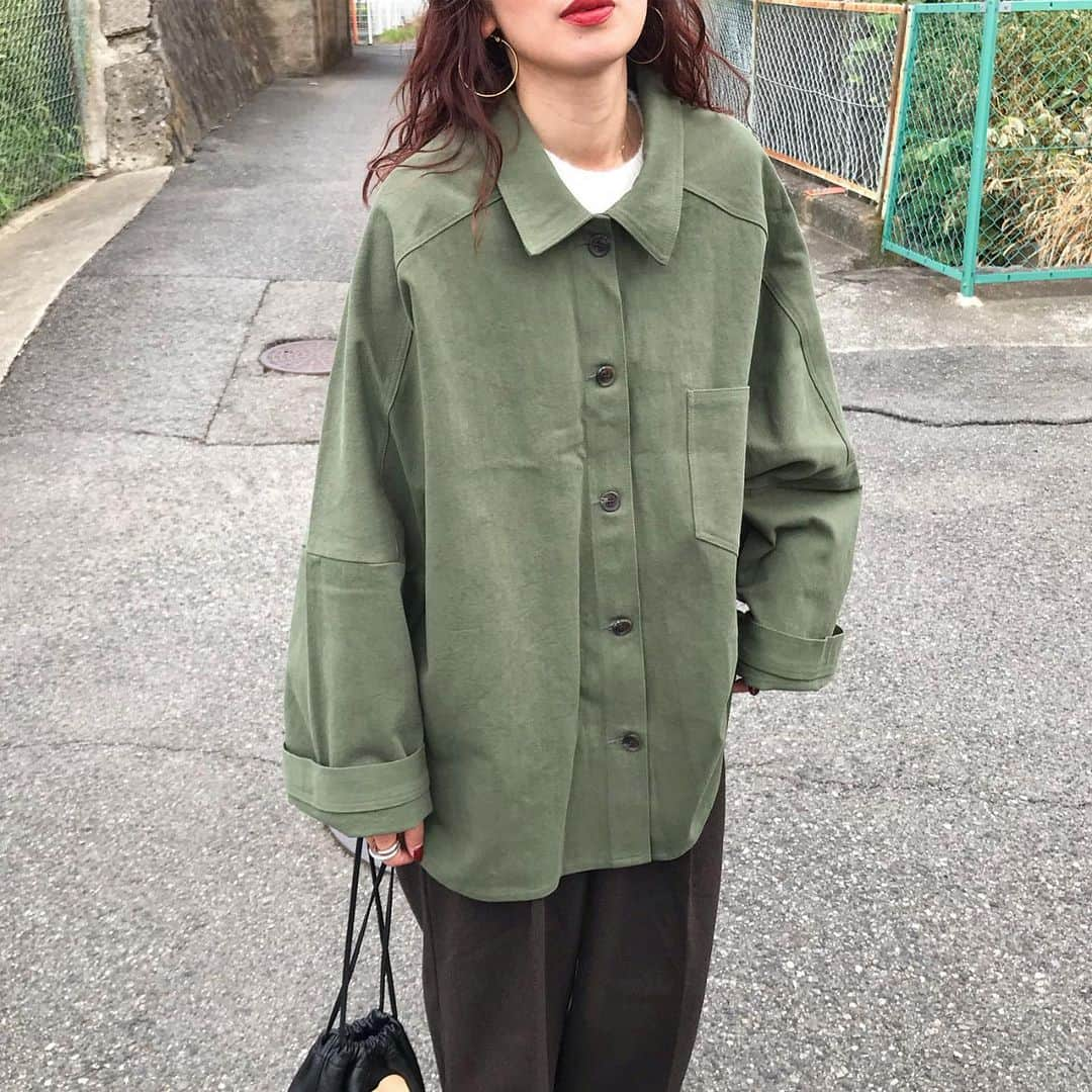 kumikaさんのインスタグラム写真 - (kumikaInstagram)「@nugu_klee new✨ ヴィンテージカバージャケット/khaki  古着屋さんにありそうな、くたっとした褪せたカーキのジャケットが可愛い過ぎて買い取りしたアイテム🥰 シルエットも後ろのポケットのデザインもめちゃくちゃ可愛いです💓  このジャケット、男性の方も着れるサイズ感ですか？と質問いただいてるんですが、ユニセックスサイズなので男性の方でもゆったり着ていただけると思います🙆‍♀️  しっかりした生地もミリタリー テイストでかっこいい🥰  pantsもインナーのシアーニットもklee ワイドベーシックスラックス/brown フラフィーオーバーニット/ivory  どれもシルエットが可愛い💕 . . . . outer.tops.pants @nugu_klee  bag#scye  shoes#paraboot . . . . #ミリタリー ジャケット#military#ミリタリー コーデ#ユニセックス#brown#ブラウンコーデ#ウールパンツ#グルカパンツ#ニット#ニットコーデ#knit#パラブーツ#古着女子 #秋冬コーデ #tbt#ootd#instafashion#outfit#ママコーデ#古着好きな人と繋がりたい」10月17日 8時01分 - kumika_iiio2