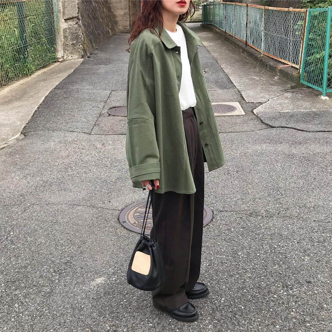 kumikaさんのインスタグラム写真 - (kumikaInstagram)「@nugu_klee new✨ ヴィンテージカバージャケット/khaki  古着屋さんにありそうな、くたっとした褪せたカーキのジャケットが可愛い過ぎて買い取りしたアイテム🥰 シルエットも後ろのポケットのデザインもめちゃくちゃ可愛いです💓  このジャケット、男性の方も着れるサイズ感ですか？と質問いただいてるんですが、ユニセックスサイズなので男性の方でもゆったり着ていただけると思います🙆‍♀️  しっかりした生地もミリタリー テイストでかっこいい🥰  pantsもインナーのシアーニットもklee ワイドベーシックスラックス/brown フラフィーオーバーニット/ivory  どれもシルエットが可愛い💕 . . . . outer.tops.pants @nugu_klee  bag#scye  shoes#paraboot . . . . #ミリタリー ジャケット#military#ミリタリー コーデ#ユニセックス#brown#ブラウンコーデ#ウールパンツ#グルカパンツ#ニット#ニットコーデ#knit#パラブーツ#古着女子 #秋冬コーデ #tbt#ootd#instafashion#outfit#ママコーデ#古着好きな人と繋がりたい」10月17日 8時01分 - kumika_iiio2