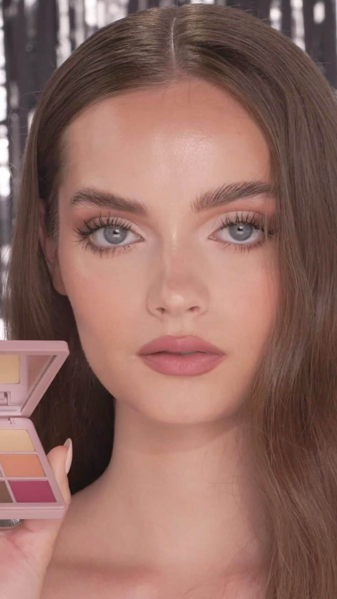 Anastasia Beverly Hillsのインスタグラム：「Keep it simple, keep it stunning 💅🏾 NEW Mini Modern Renaissance is now available at the link in bio!  Let us know when you get yours! 🥳  #AnastasiaBeverlyHills」