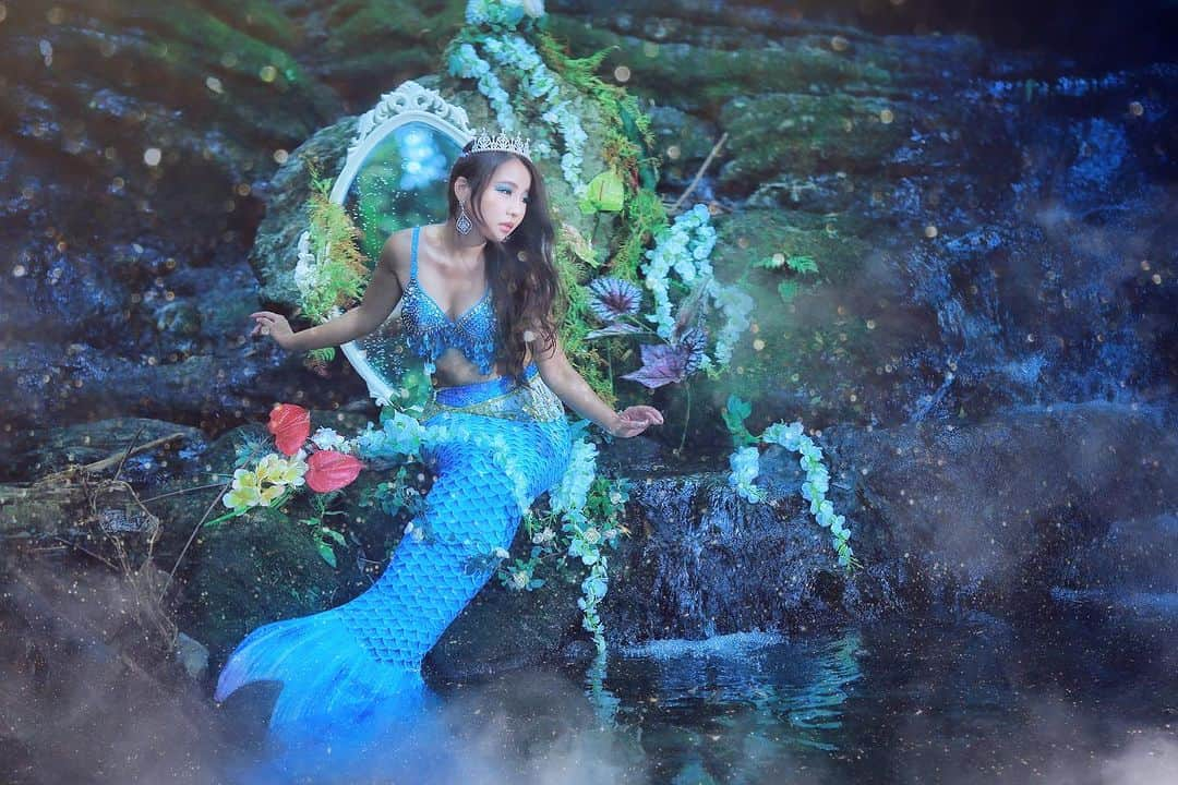 舘林佳史さんのインスタグラム写真 - (舘林佳史Instagram)「森の泉の人魚姫🧜‍♀️✨  model:檜垣 希実 @nozomine03  愛媛県からありがとうございました😊✨  空間デザインから撮影まで全て一人で仕上げた作品です✨  ༚┈❁┈༚༝༝༚┈❁┈༚༝༝༚┈❁┈༚༝༝༚┈❁┈ ༚༝༝༚┈❁┈ . ．  誰でも物語の主人公になれる  をキャッチコピーに‼︎  ドラマや映画の物語のワンシーンの様な📽  ✨Dramatic photo✨  と言う名前で活動作品作りをしています☘️  大好評のドラマティックフォトのご依頼はこのクオリティーで！  30000円〜(ほぼ諸経費)✨  で受け賜わっています)^o^( ． 素敵な作品を一緒に作りたい！  コラボレーションしたい 美容師さん💕 メイクアップアーティストさん 💕 服飾デザイナーさん💕 クリエイターさんも随時募集中です✨  お姫様になりたい👸 物語の主人公になってみませんか^ ^⁉︎  たった一枚の写真で人生が変わる☘️  ドラマティックフォト依頼 撮影依頼お待ちしてます✨  Book作り  モデル宣材撮影  プロフィール撮影  サロンモデル撮影  ブライダルフォト ドレスロケーションフォト  写真集  等撮影のご依頼何でもお気軽にお問い合わせDM下さい✨📩  ༚┈❁┈༚༝༝༚┈❁┈༚༝༝༚┈❁┈༚༝༝༚┈❁┈ ༚༝༝༚┈❁┈ . ．  #人魚 #人魚姫 #アリエル #実写版アリエル #コスプレ #ハロウィン #モデル募集 #作品作り  #撮影依頼 #被写体モデル  #滝 #ストロビスト #シューティング #撮影依頼募集中 #ポートレート撮影 #ポートレート #ポートレートモデル #白藤の滝 #観光スポット巡り  #静岡観光 #ポートレートモデル募集  #ファインダー越しの私の世界 #ロケーションフォトウェディング  #ドラマティックストーリーフォト #excellent_portraits #ig_bless_women #東京カメラ」10月17日 8時04分 - tatephotox