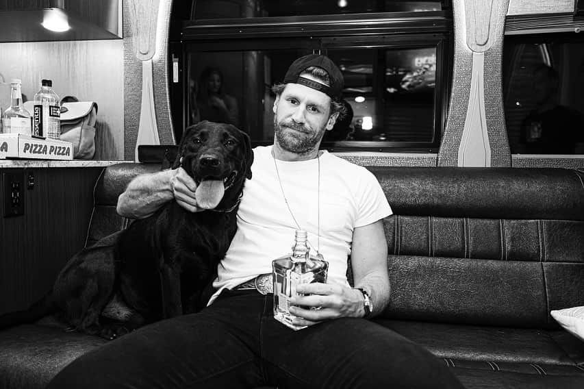 チェイス・ライスのインスタグラム：「Finished up with @jellyroll615 this weekend. I appreciate you havin me out buddy, you're one of the real ones. Also got Jack back for one show(he's been training). Almost duck season buddy.   📸 @evan_destefano」