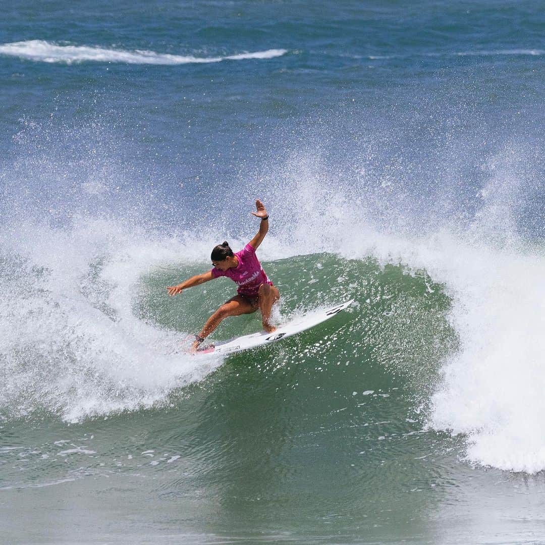BILLABONG WOMENSのインスタグラム：「Both team riders, @luanasilva__ and @isabella_nichols are heading to the round of 16 at the Corona #saquaremapro   Make sure to turn notifications on for live updates tomorrow as we wait for the next call!   Good luck ladies 👏🏼」