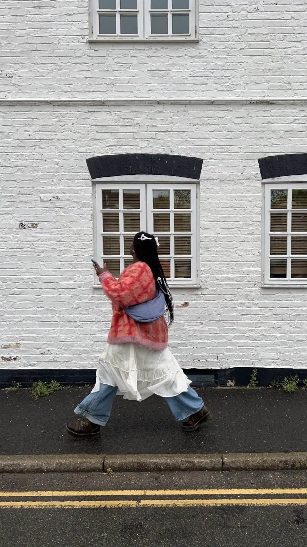 freepeopleのインスタグラム：「Meet the Idle Hands Sling, because your hands have other priorities. Link in bio to shop. @luenagamaa」