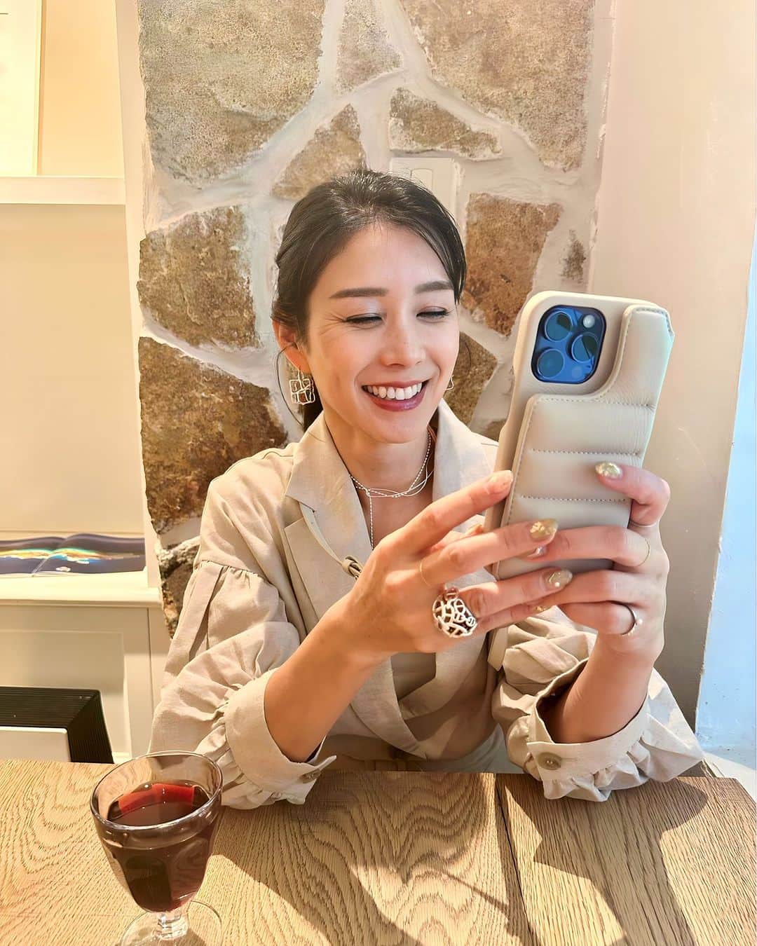 のインスタグラム：「最近のスマホケースはカードも入るし…  バッグ無しで近所の買い物くらいは普通に行けちゃうよね  カードとお札が畳んで入れられるし こんなモコモコ可愛いデザインみたことある？  しかも使用されてる素材は、あのエルメス様と同じ高級レザー  合皮じゃないから触った時冷たくなくて 肌馴染み良いし長持ちもするのよ⤴︎  智ちゃんもイロチのお揃いだよ🎵 私は2個目だけど♡我が家は家族皆んな使ってるんだ〜  動画は自撮りと智ちゃん撮りになってて 今日見返したら、なんか面白かった！  スマホケースは @demiu_jp  ちょっと他とは違うよ、検索してみて〜✨  #PR.#demiu #デミウ #スマホケース #iphoneケース #おすすめ #レザー小物 #スタイルアップコーディネーター #macotokamimoto」