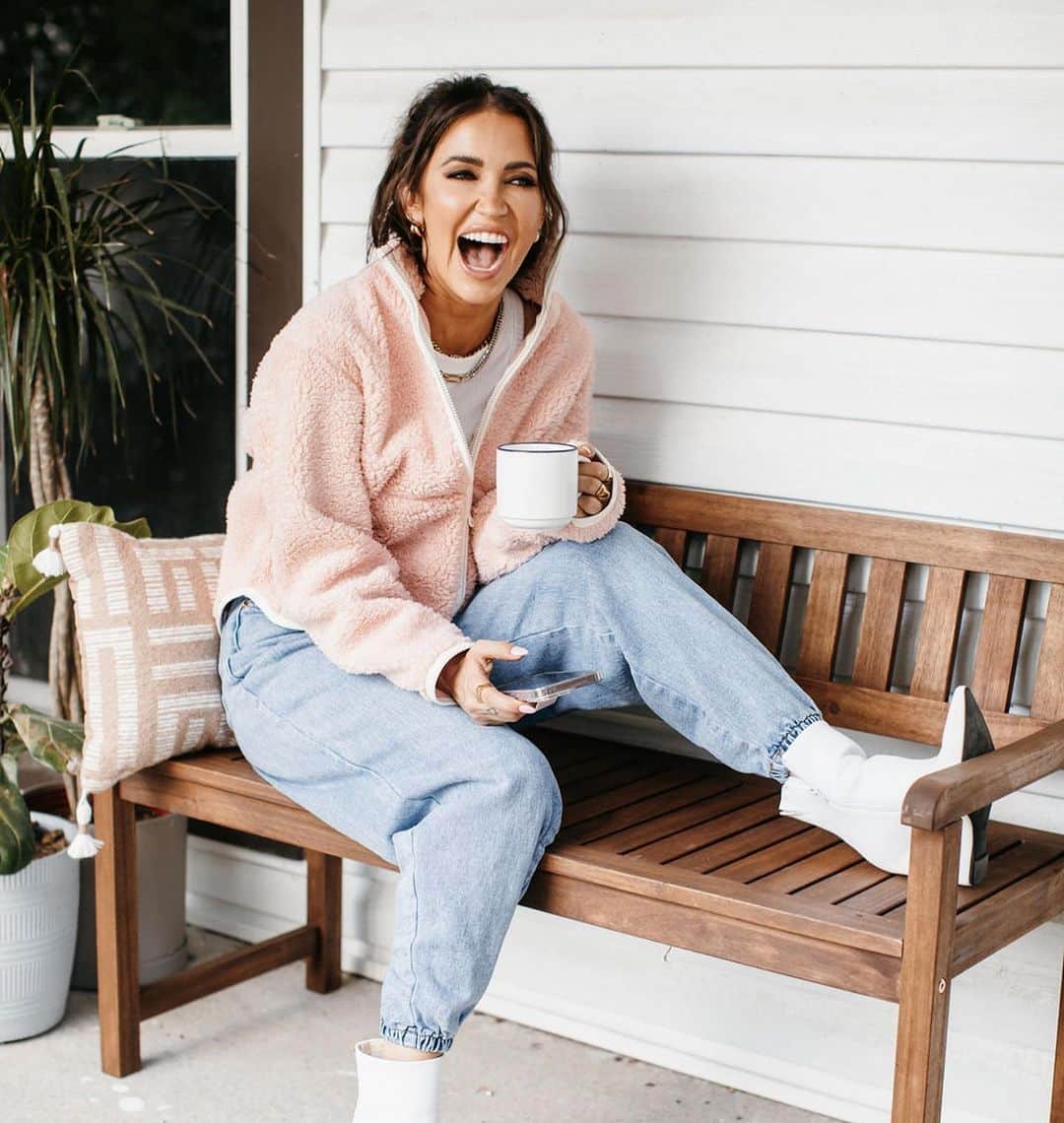 ケイトリン・ブリストーのインスタグラム：「Ever heard of FOMOOTS? It’s fear of missing out on this sweater. It’s a real thing. Last chance to get your cozy on. Almost sold out. Link in stories @smashtess   📸 @steph_sorenson  HMU @tarrynfeldman」