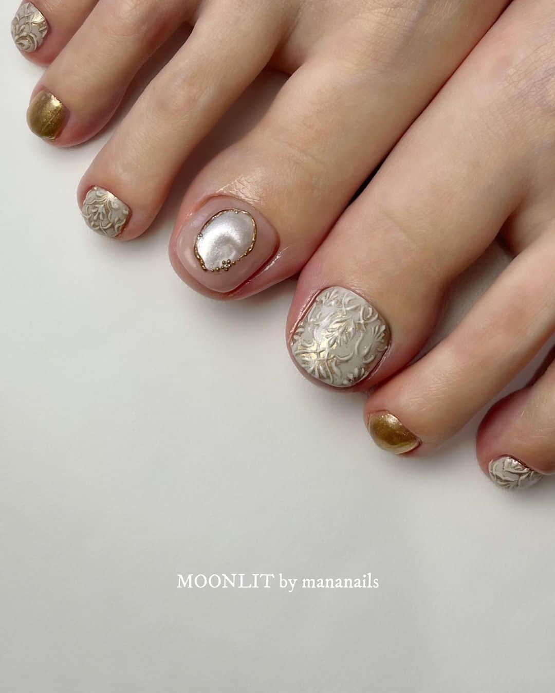 mananailsのインスタグラム：「🐚🕌⚱️  white × gold 相性💯  ☾120minオフ込み」