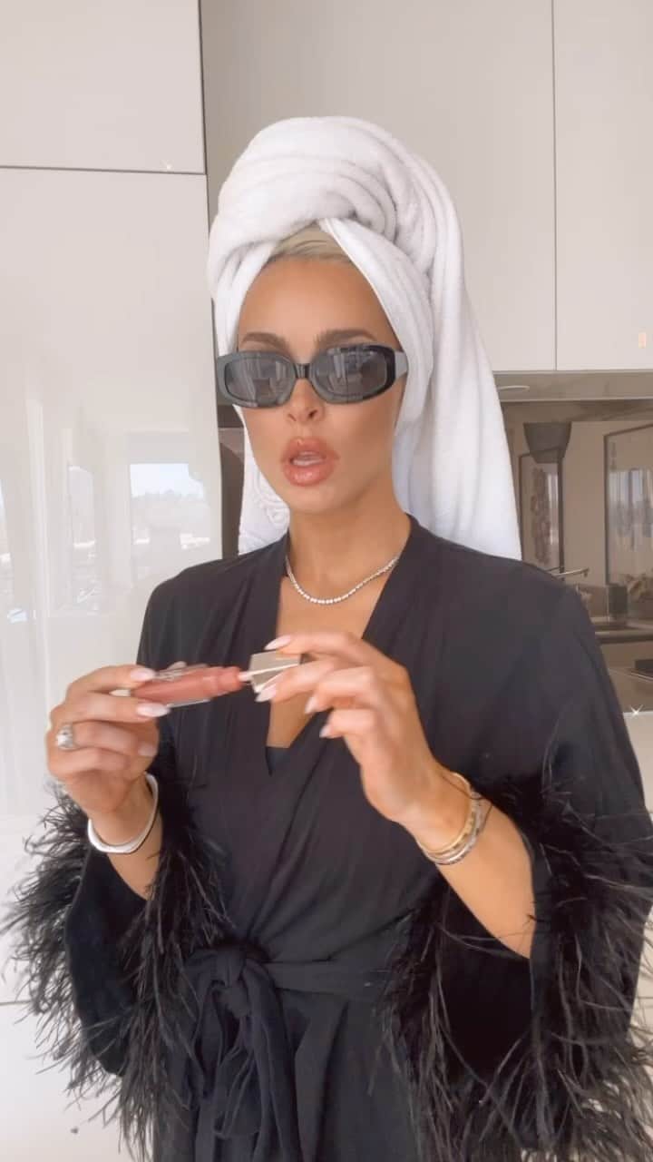 エリー・ゴンサルヴェスのインスタグラム：「It’s giving ✨ Real Housewives ✨ @binge  Robe @homebodii  towel @versace  Diamonds @calleijajewels  bracelets @apmmonaco  glasses @vehlaeyewear」