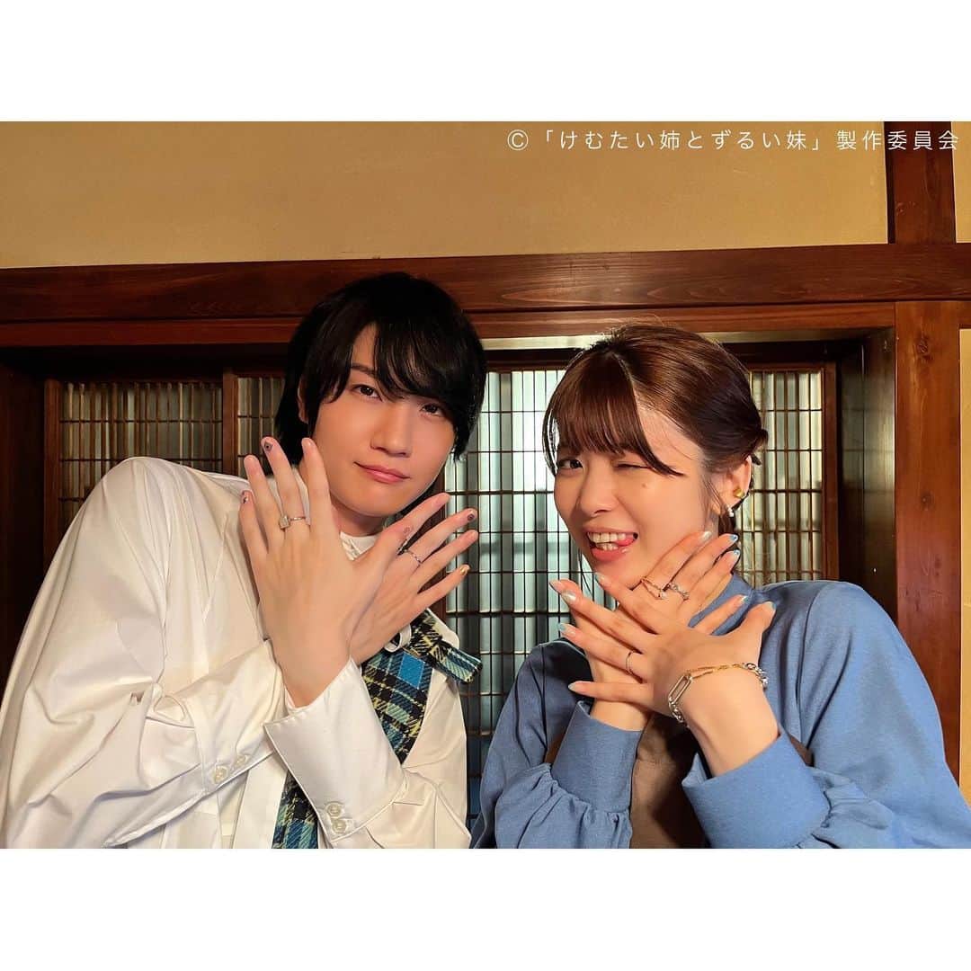 けむたい姉とずるい妹のインスタグラム：「. みなさん2話はいかがでしたか？ こんなオフショットも📸  😈三島らん役 ( #馬場ふみか さん) 😈二宮ひかる役( #桜田通 さん) 細部にまでこだわっています💅💟  ／ 『#けむたい姉とずるい妹 』 第3話は 10/23(月)夜11:06放送🪄 ＼  2話は #TVer で配信中❤️‍🔥 tver.jp/episodes/ephkh…  #テレビ東京 #けむずる  #栗山千明 #馬場ふみか #栁俊太郎  #桜田通 #雛形あきこ  #オフショット」