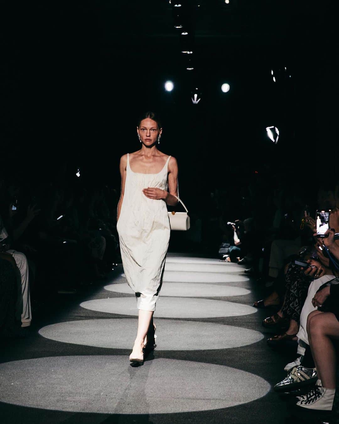 サーシャ・ピヴォヴァロヴァのインスタグラム：「Walking Altuzarra fashion show at #NYFW thank you @josephaltuzarra for including me in your gorgeous show #Altuzarra #LauraMercier #SS24 #ad」