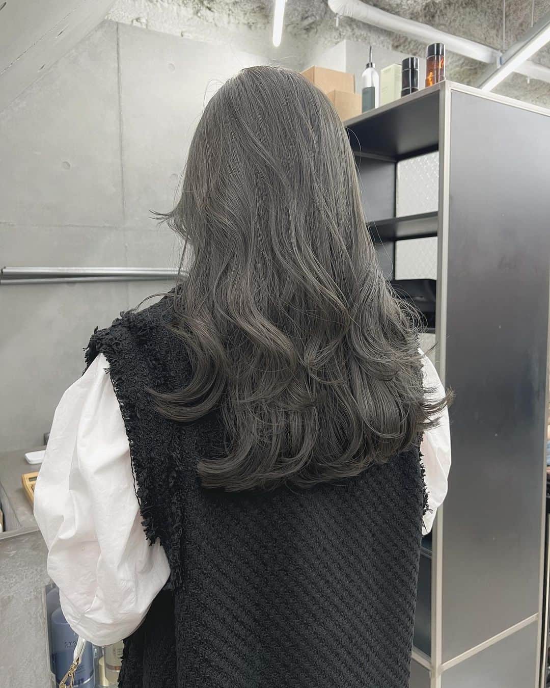 兼井遼のインスタグラム：「オリーブグレージュ＊  柔らかくほつれるヘア😌  ツヤのある 暗くても透明のある カラーならお任せください☺️  10月のご予約も まだまだお取りできます🙇🏻  ご質問などは コメントにてお問い合わせください！😌  #ケアカラー  #ヘアアレンジ  #ケアダブルカラー  #巻き方  #髪質改善カラー  #イルミナカラー  #ミルクティーベージュ #グレージュ  #ケアブリーチ  #ハイライトカラー  #ハイトーンカラー  #ブリーチ  #ダブルカラー   #インナーカラー  #オリーブアッシュ  #グラデーションカラー  #グレージュカラー  #ツヤトーン  #パーマ  #艶髪  #外国人風  #髪質改善トリートメント  #くびれヘア  #シースルーバング  #髪質改善  #ラベンダーグレージュ  #オリーブグレージュ  #トリートメント  #ヘアアクセサリー　#インナーハイライト」