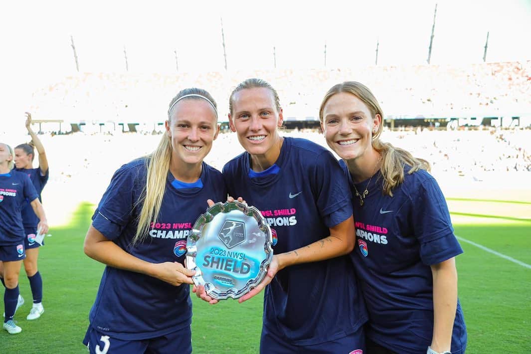 エミリー・バン エグモンドのインスタグラム：「2023 shield winners 🛡️✨」