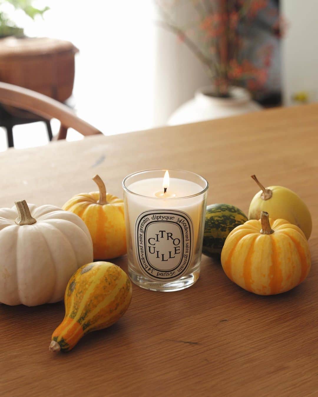 金セアルのインスタグラム：「🎃 ＿＿＿＿＿＿＿＿＿＿ ・ 香りもちゃんと秋支度🍂。  カボチャの香りの🕯️だから 今夜はこのテーブルで カボチャの煮っ転がし、 デザートはカボチャプリンにしたい思います☺️ ・ ・ ・ #diptyque  #citroelliu 🎃(シトルイユ) #diptyqueparis  #candle  #pr」