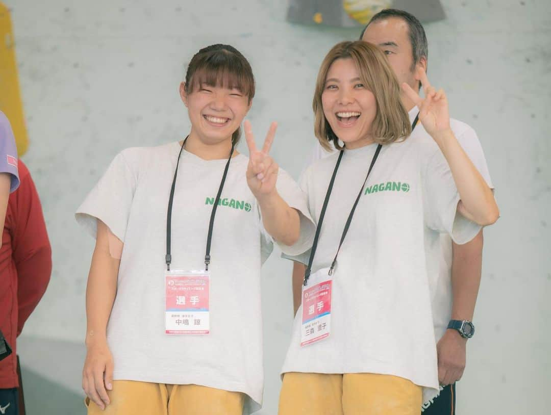 白數里子さんのインスタグラム写真 - (白數里子Instagram)「鹿児島国体　　※長文です  今年も長野県成年女子として、国体へ出場するために鹿児島まで行ってきました。 パートナーは去年から引き続き諒ちゃん。  @osaru_no_ryo   昨年のリード決勝で、1ピンも掛けられずフォールしたことが、かなりのプレッシャーに感じていました。  が、始まってしまえば心のコントロールは上手くできて、全開に満喫！笑  結果的に終始笑顔で終われたことがとても嬉しかったです。  ●リード9位(個人11位、予選敗退) 去年よりパワフルなAルート。 1番手のプレッシャーの中落ち着いてがんばった！！10枚目動画  稀な1番手を味わえて良かったなぁと思う。  本当はもっと上へ手を進めたかったけど、できることはやった。 後悔もあるけど、粘って手を出して終われたのであれが私の今の実力です。  ●ボルダー6位(個人16位、決勝最下位) 予選はもうあんまり覚えてない。笑 とにかく楽しかった！ 登れないものもたくさんだったけど、終始笑顔で諒ちゃんとコミュニケーションとりながら登れました。 登ってる最中に、ムーヴ聞きたくて諒ちゃんを呼び出したりも国体ならでは笑  そして、ボルダーのみ決勝進出！ 決勝は4課題目がゴールタッチで終わってしまい、とても悔やまれる！(あれで足攣った)  結果は去年と同じく6位にて終了。  あれが登れてたら… あの時こうしてたら… 色々感じることはあるけれど、あの5分間に出しきれなければ意味がない。  本当にみんな、わたしが全く歯が立たない課題をすんなり登っていて、圧倒的な強さに結果も納得です。  諒ちゃん、今年も一緒に登ってくれてありがとう😌  それから、自分自身の実験で、今回は北信越ブロックから @edgeandsofa_boulderingpark  でのみ練習をしていました。  休みの日は松本店でボルダー。 それ以外は伊那店でリード。 (ロクボクに一回行ったや)  それだけでここまで来ました。 (ほんとはいろんなところで練習したかったけど、休みがかぶることが多い)  エッジのクライミング環境はとてもよく、課題内容も居心地も最高です(宣伝)  リードも色んなテイストのルートがあり、追い込みメニューには目的に合わせて連続トライの内容を工夫をしたり。 会場にいたときめくセッター達のルートがたくさん登れます。  是非エッジ伊那店来てくださいね！(しっかり宣伝)  人生最高の宿にも泊まらせていただき、美味しい鹿児島も満喫！ 痩せた1.5キロはみるみる戻りました笑  そして何より、長野県のサポート、鹿児島まで来てくれた応援隊！ いつ登っていても、大きな声援が聞こえて、本当に頑張れました！  そして家族のような代表メンバー。 少年女子も強かったな！ムードメーカーになってくれてありがとう。これからが楽しみな2人😊 @uno_gamba  @_iisvu6   成年男子のコンビも、本番までの練習を見ているだけあって応援にも熱が入った。 いや、かっこよかったです。 来年はさらに白熱しそうな成年男子なので、楽しみにしてます。 写真もたくさんありがとうございます！ 📸@monolithic_block  @t.no_climber02   長野県の少年男子もみんなで練習会をしているから、来年こそは。  大会中支えてくれた監督、トレーナーさん。2人と賞状持って写真取れて良かったぁ！2人とも大好きです。  応援の連絡してくれた方も、ひっそりと見てくれている方もみんなみんなありがとう。  もうコンペはほぼ出ていなくて、年に一度の舞台となっていますが、やはりコンペもとても好き。  クライミングしていて、コンペなんて…と思う方もいるとは思いますが、緊張の中で集中して絞り出す1トライは違う楽しさがあるし、間違いなく日々の目標になって得るものがあります。  今年は草コンペでいいから、ボルダーコンペも出たいなぁ。  いつもサポートありがとう @edgeandsofa_boulderingpark  @awesome_climbing_equipment  @4c_climbing  @nagano_sc   ユニホームパンツ @fantasista_climbing」10月17日 8時39分 - satopoppo1124