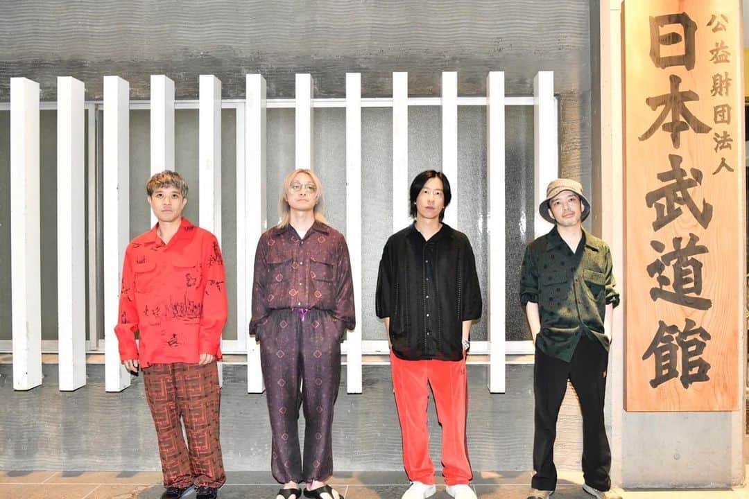 ホリエアツシのインスタグラム：「誰よりも僕が、この4人のファンでいる自信があります。 そして、そんなロックバンドを好きになってくれたあなたは、僕らの希望です。 #ストレイテナー  #25thanniversaryrockband  #日本武道館」