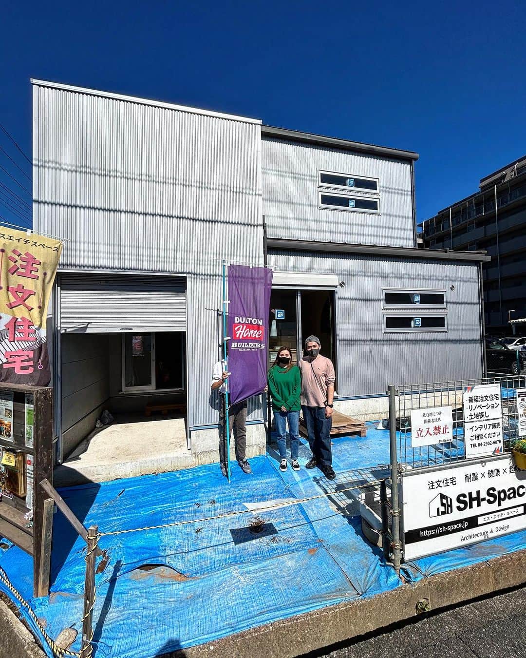 SH-Spaceのインスタグラム：「ダルトンホームの建築進行中です。 建主さんと現場建築士【顔隠れてますが】にて、記念撮影しました！ これから、仕上げ工事に入ります。 丁寧に、工事進めて参ります！」