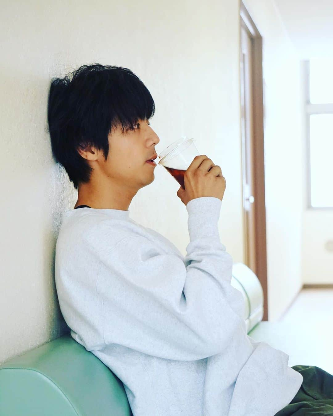 熊木陸斗さんのインスタグラム写真 - (熊木陸斗Instagram)「☀️☕️  #低血圧  ヤスのおかげでたくさんのオフショットをお届け出来てます🙏 ヤスありがとう✌️ @yasunari_fujibayashi」10月17日 9時07分 - rikuto_kumaki