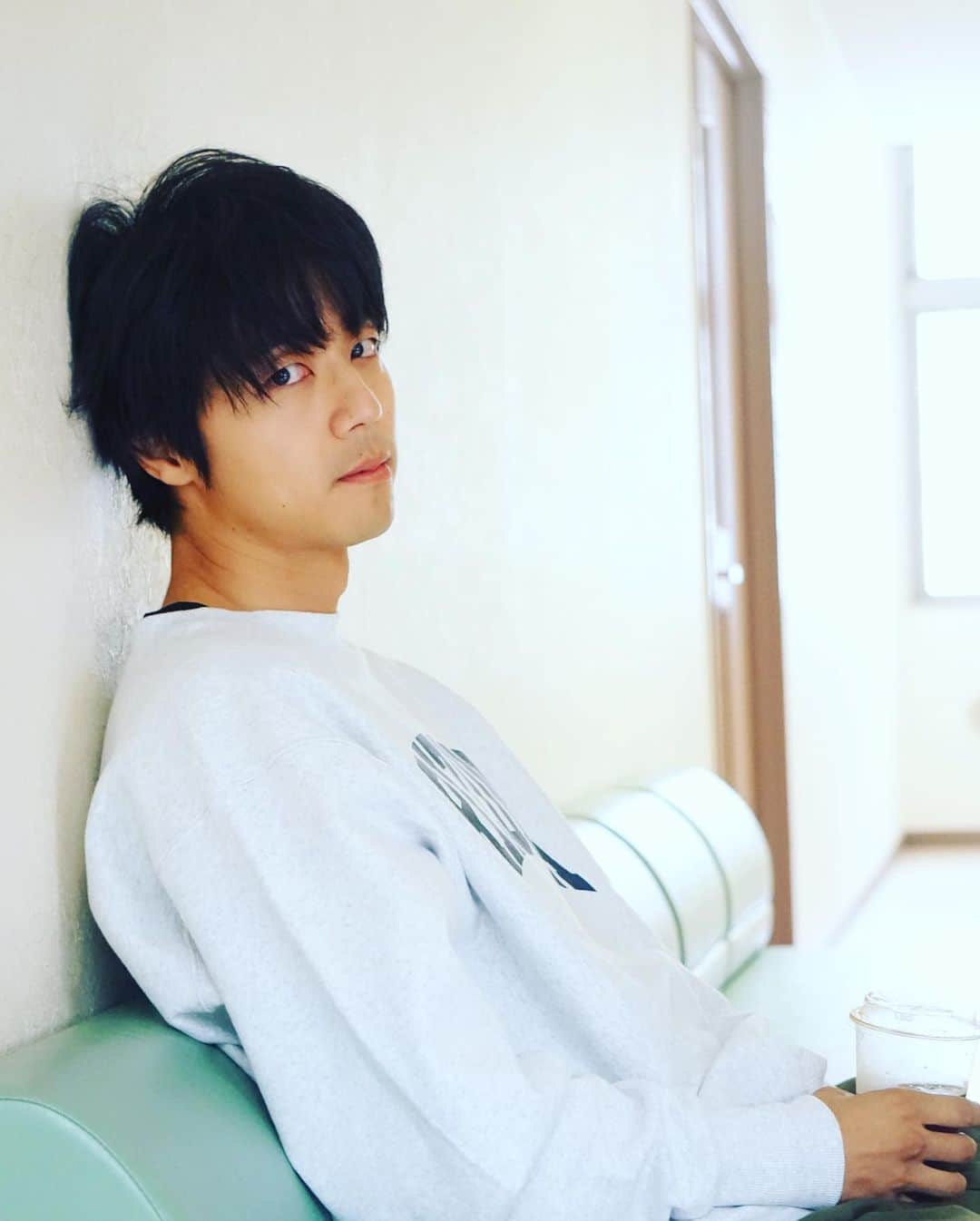 熊木陸斗さんのインスタグラム写真 - (熊木陸斗Instagram)「☀️☕️  #低血圧  ヤスのおかげでたくさんのオフショットをお届け出来てます🙏 ヤスありがとう✌️ @yasunari_fujibayashi」10月17日 9時07分 - rikuto_kumaki