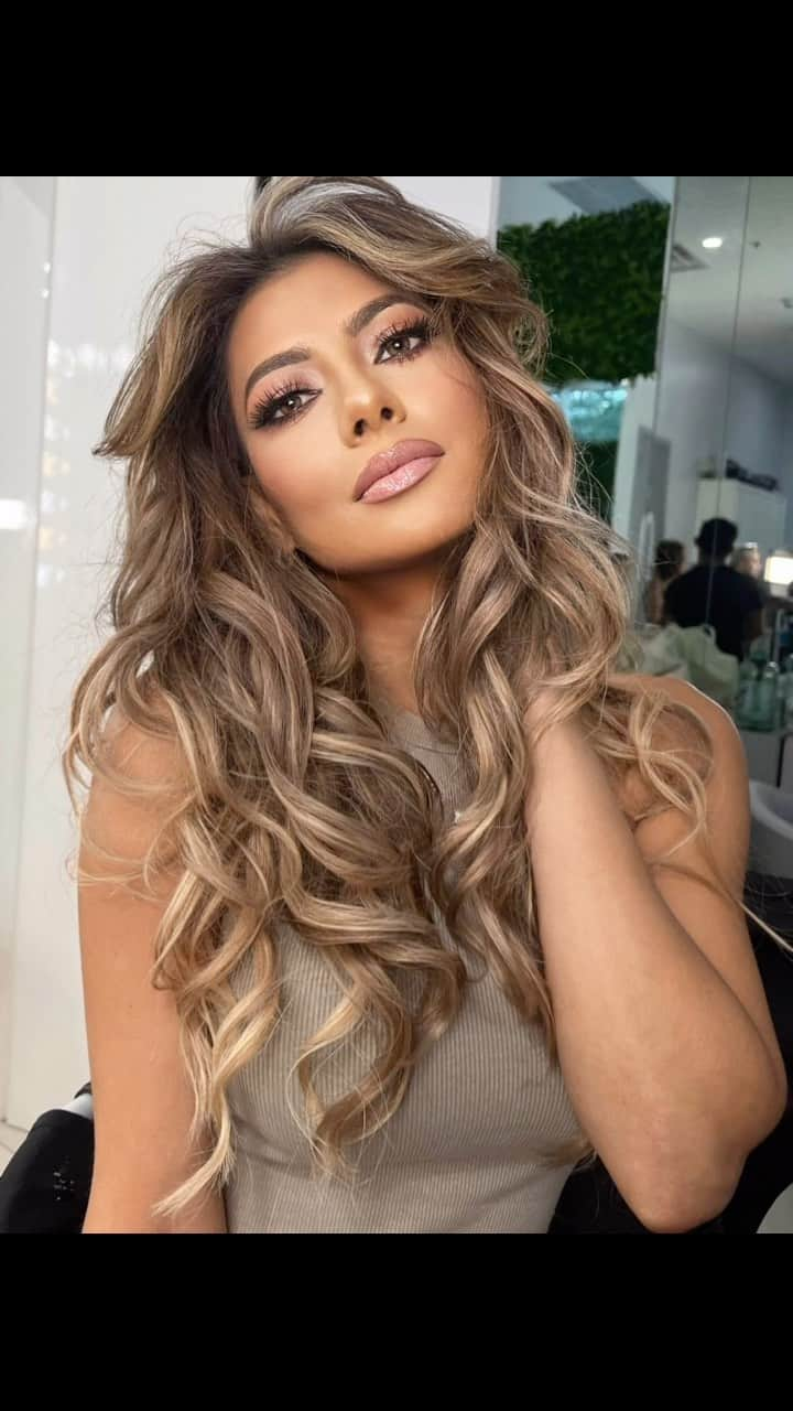 Vivi Castrillonのインスタグラム：「Visiting the best Hair Studio in Miami @studio50salonbycamilos  If you want to have a real professional work on your hair and your Makeup, just ask for Camilo @camiloshairstyle」