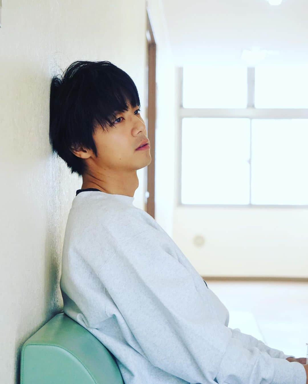 熊木陸斗のインスタグラム：「☀️☕️  #低血圧  ヤスのおかげでたくさんのオフショットをお届け出来てます🙏 ヤスありがとう✌️ @yasunari_fujibayashi」