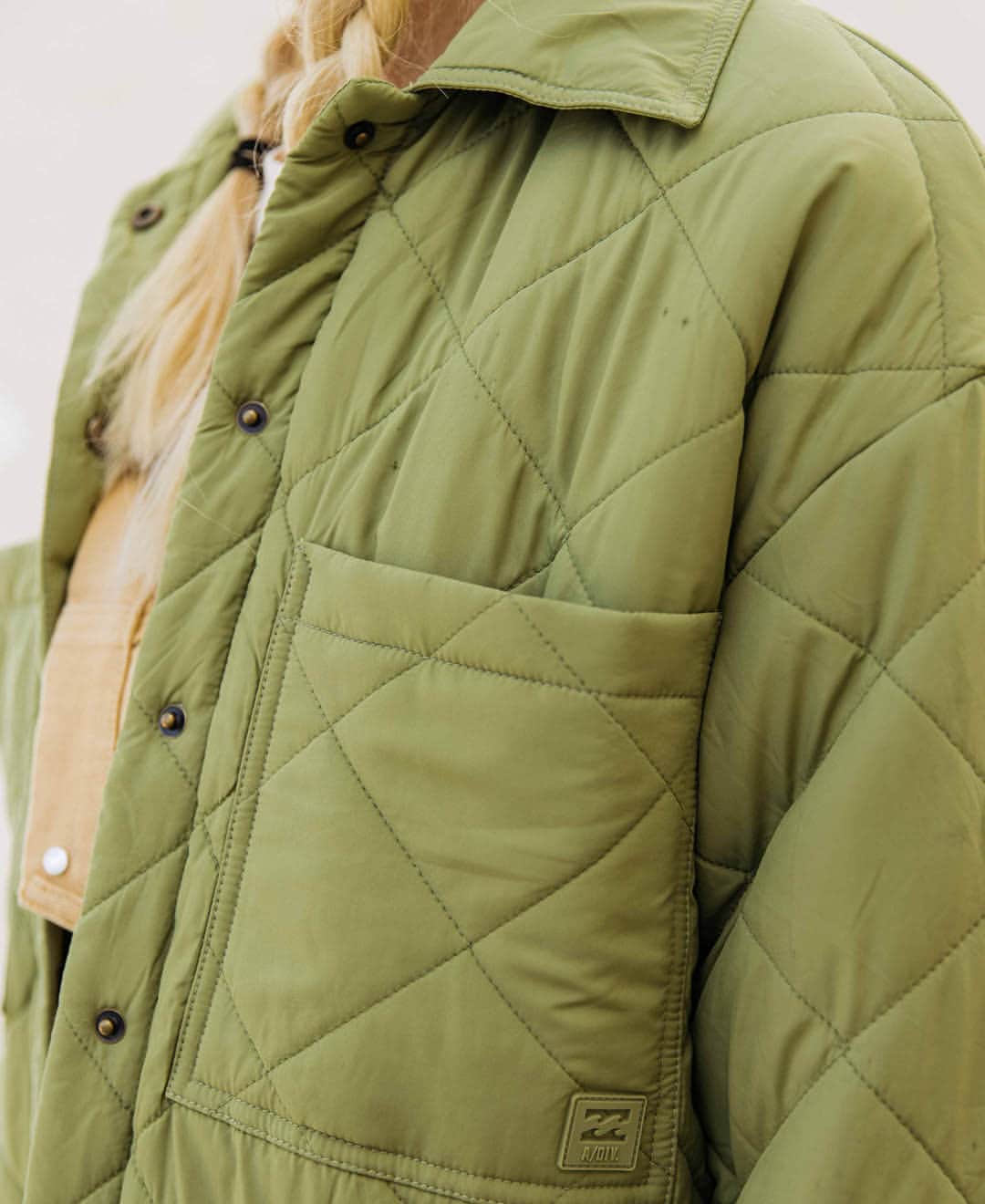 BILLABONG WOMENSさんのインスタグラム写真 - (BILLABONG WOMENSInstagram)「Meet our newest addition to the Adventure Division lineup, the Transport Shacket in green. You’ll never want to take it off. Easy to layer, easy to pack and ready for your next trip! #BillabongAdventureDivison」10月17日 9時00分 - billabongwomens