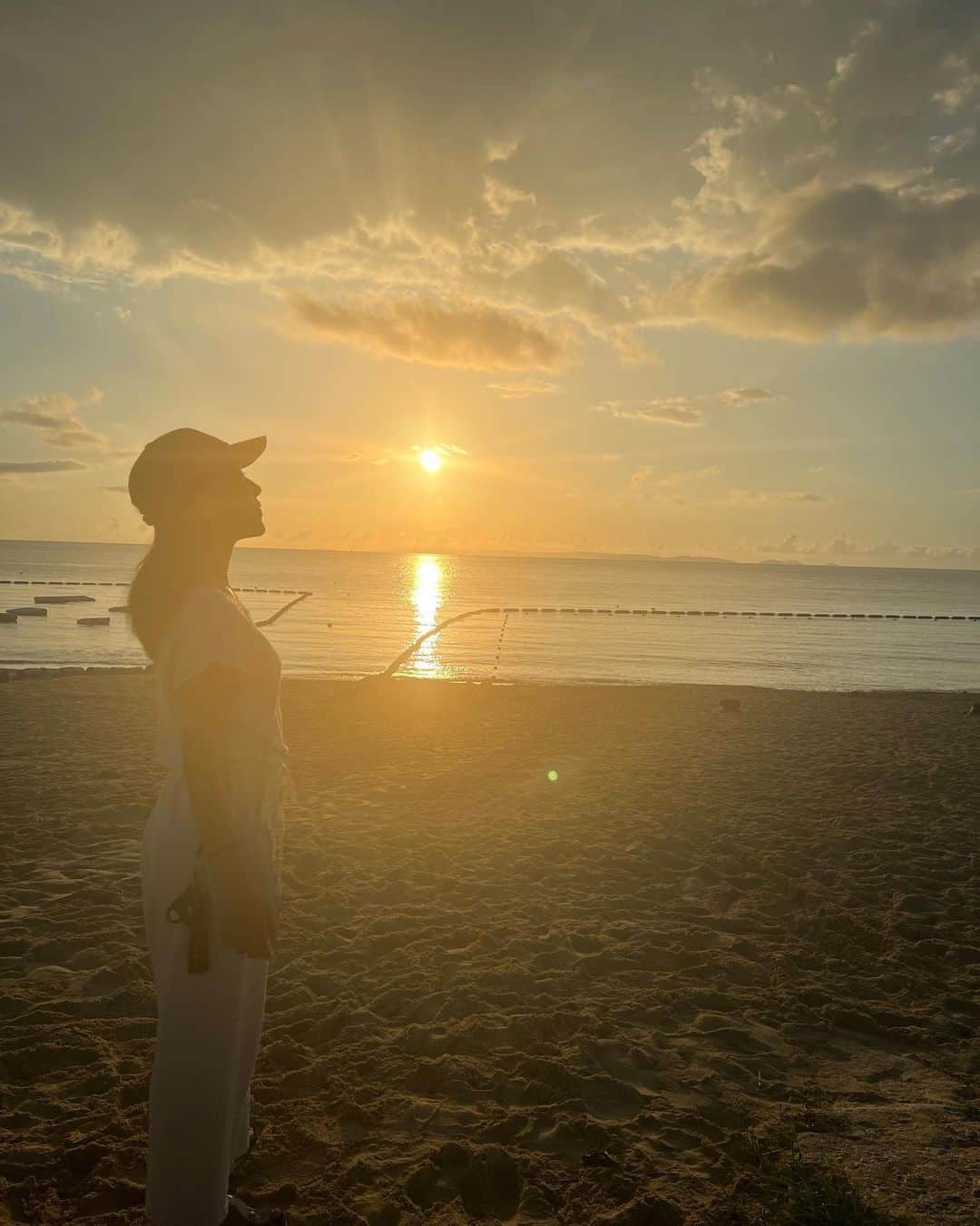 長嶺菜菜子のインスタグラム：「. 【自分を知ると、自分の満たし方も 　心からやりたいこともわかってくる💫】 ⁡ ⁡ 私がこれからやろうとしている講座の コンセプトは  　「本当の自分を見つけて 　　　　　　　やりたいことを明確化する」　こと ⁡  なので、本当の自分を知るために ワークをたくさんします✍🏻💭 ⁡ ⁡ まずは 自身の過去を振り返るワークをやってもらい、 過去の自分から今の思考のクセを見つけていく ⁡ 無意識で感じていることも分かるようになるよ✨ ⁡ そして過去を振り返ったあとは 今にフォーカスしてやりたいことを見つけていく ⁡ ⁡ 価値観ワークや 強み発掘ワーク、 好奇心ワークなどから ⁡ 本当に望む姿 （在りたい姿、願い、理想の生き方、 　実現したい未来）を言語化する🗣💬 ⁡ ⁡ ⁡ これを受けることで得られる未来は ⁡ ・心から「やりたい！」が見つかることで 　生きるエネルギーが溢れて 　意欲的に毎日を過ごせる ⁡ ・自分ってこんな人だったんだ！ 　と具体的に言語化することで自信がつく ⁡ ・自分のやりたいこと、 　夢や想いを語れるようになり、叶えられる ⁡ ・自分の経験が他の誰かにとって 　役に立つということがわかる。 　それが自分の強みになることに 　気づき自信が持てるようになる ⁡ ・好きなこと、強み、 　やりたいことが分かることで、 　日々の時間に意識が向き、 　自分時間を有効に使えるようになる ⁡ ⁡ ⁡ 私が講座をしようと思った理由は ⁡ 私が自分探しで迷いに迷ってきたからこそ 同じように悩んでいる人に 寄り添えると思ったからです😌 ⁡ 私自身、過去を振り返り、 どう生きたいか、どう在りたいか、 を深掘りし自己理解した時に 本当にやりたいことや 好きなことが分かってきた✨  ⁡ 今までも好きに生きてきたけど、 より自分を知ることで自分のことを 更に好きになれて、 自分で自分を満たすことが 出来るようになった🫶 ⁡ そうすると自然と周りにも優しくなれたり、 手を差し伸べることが できるようになったんです🌱💫 ⁡  ／ まずは満たすのは自分自身🪄 ＼ ⁡  自分を知ることが出来ると、 自分の満たし方もわかってくる ⁡ 自分の欲求や欲望を素直に受け入れて 行動していると、 心からやりたいこともわかるようになります ⁡ ⁡  もし今何かモヤモヤしている人がいたら、 まずは体験セッションにきてください😉 （講座は11/29からスタートします） ⁡ 私にサポートできることがあればぜひ一緒に やりたいことを見つけましょう🙌 ⁡ ⁡  公式LINEより、体験セッションの案内をしますので、 気になる方はプロフィールのURLをタップして 公式LINEの登録をしていてくださいね！ . .」