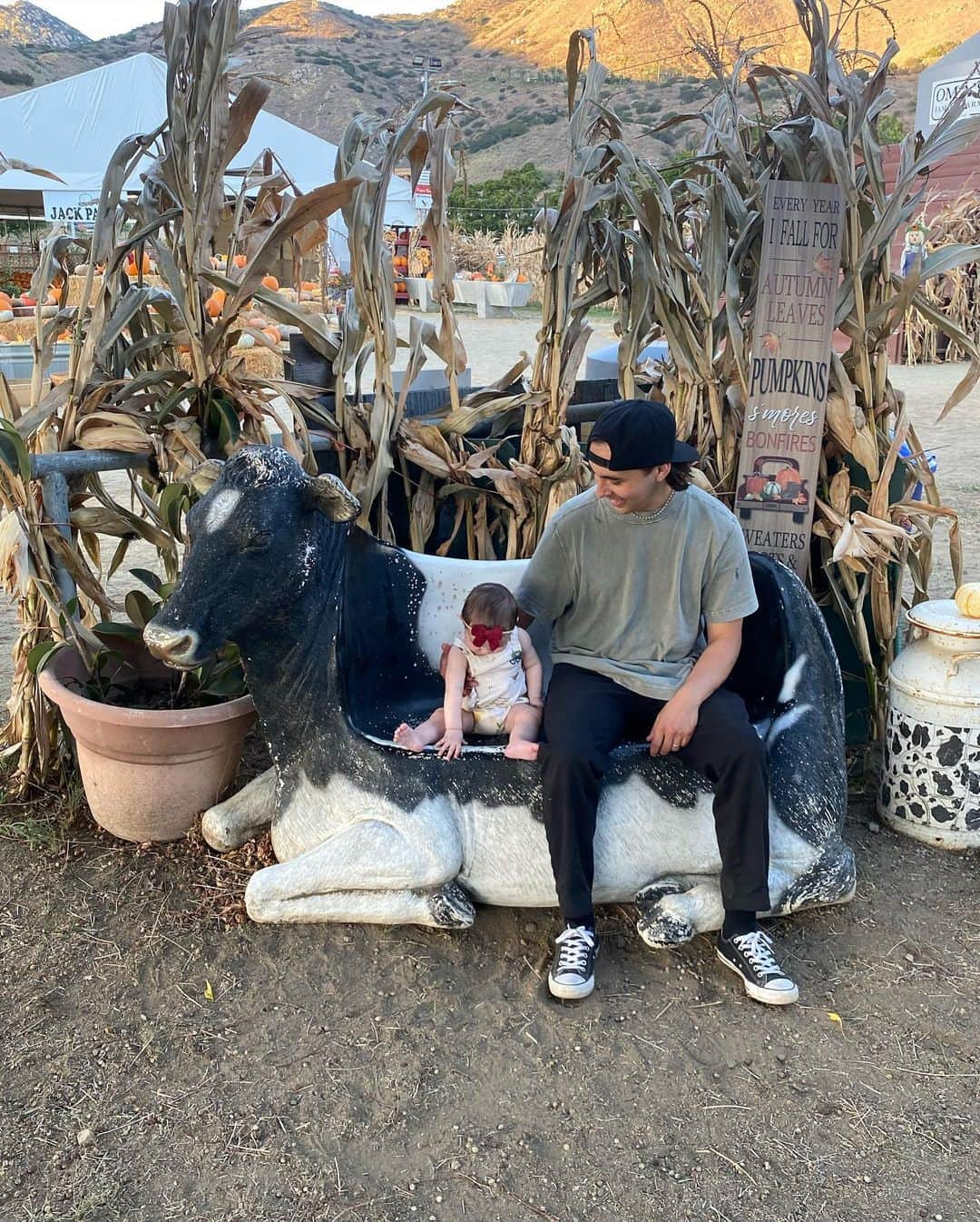 ヴィック・フエンテスさんのインスタグラム写真 - (ヴィック・フエンテスInstagram)「Violet’s first pumpkin patch 🎃」10月17日 9時01分 - piercethevic