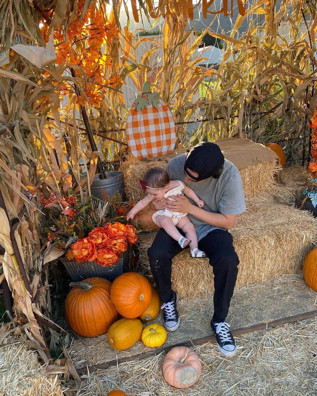 ヴィック・フエンテスさんのインスタグラム写真 - (ヴィック・フエンテスInstagram)「Violet’s first pumpkin patch 🎃」10月17日 9時01分 - piercethevic