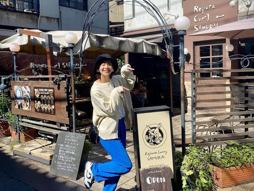 酒井瞳さんのインスタグラム写真 - (酒井瞳Instagram)「@wakigohan さんと #吉祥寺 ランチしてきたぁ🥰  脇屋敷さんの美味しい情報はいつも秀逸✨‼️ 今回は #rojiuracurrysamurai で私好みの組み合わせを選んでもらいましたぁ #🍛 美味しすぎる！  豆乳ココナッツミルクのスープに辛さ０で頼みました♥️  そして @mosameshi ちゃんと合流して @sachiopiacoffee に☕️  コーヒーもソフトクリームもめちゃくちゃ美味しい🍦  吉祥寺に行ったら是非寄ってみてください😆‼️  #lunch #ランチ #curry #サチオピアコーヒー #カフェ #☕️ #cafe」10月17日 9時02分 - s.sakaihitomi