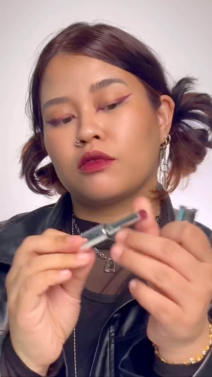 のインスタグラム：「Tougher than water. 💦🔒💋 NEW #MACLockedKiss 24HR Lipstick stays comfortably locked and loaded on lips through every splish, splash and sip with a passion fruit oil-infused formula.」