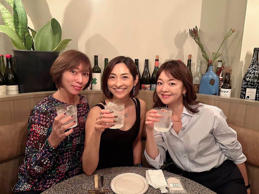 のインスタグラム：「10年、15年の歳月を経て邂逅。偶然にも家が近くなんて、実はご縁深いでしょう笑。 お二方とも現役モデルかつ多方面ご活躍。昔DoClasse他でご一緒し、やっとお会い出来た、まさみさんと最近たくさん会えて嬉しいれいちゃん。地元会結成@boat本当に楽しかった〜！ Before After の写真も笑えます。それにしてもboatは美味しい。ナチュールワインのセレクトも最高。  #これからも末永くよろしくお願いします #松井政美 さん #芳川れい ちゃん #ありがとうございます #酒好き集まる @boat_hatagaya」