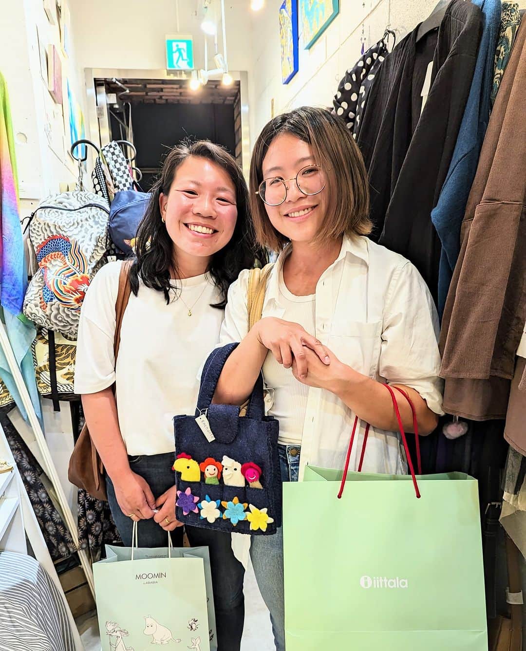 平井富子のインスタグラム：「可愛い女子登場！  CanadaからMelさんとMarieさんがご来店。  日本には何度も、、 飛騨高山に行くらしい。最近、とても人気。良いところです!  ハンドメイドの指人形付きフェルトバッグ、オシャレなコットンスカート気に入って頂きました。可愛い〜  日本の文化をお楽しみ下さい〜」