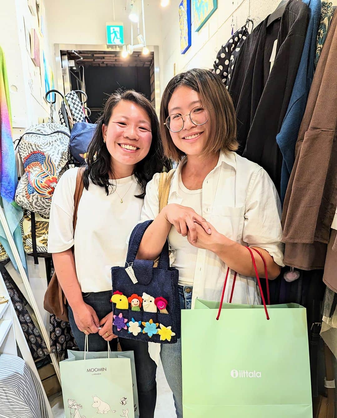 平井富子さんのインスタグラム写真 - (平井富子Instagram)「可愛い女子登場！  CanadaからMelさんとMarieさんがご来店。  日本には何度も、、 飛騨高山に行くらしい。最近、とても人気。良いところです!  ハンドメイドの指人形付きフェルトバッグ、オシャレなコットンスカート気に入って頂きました。可愛い〜  日本の文化をお楽しみ下さい〜」10月17日 9時10分 - enchantewithd