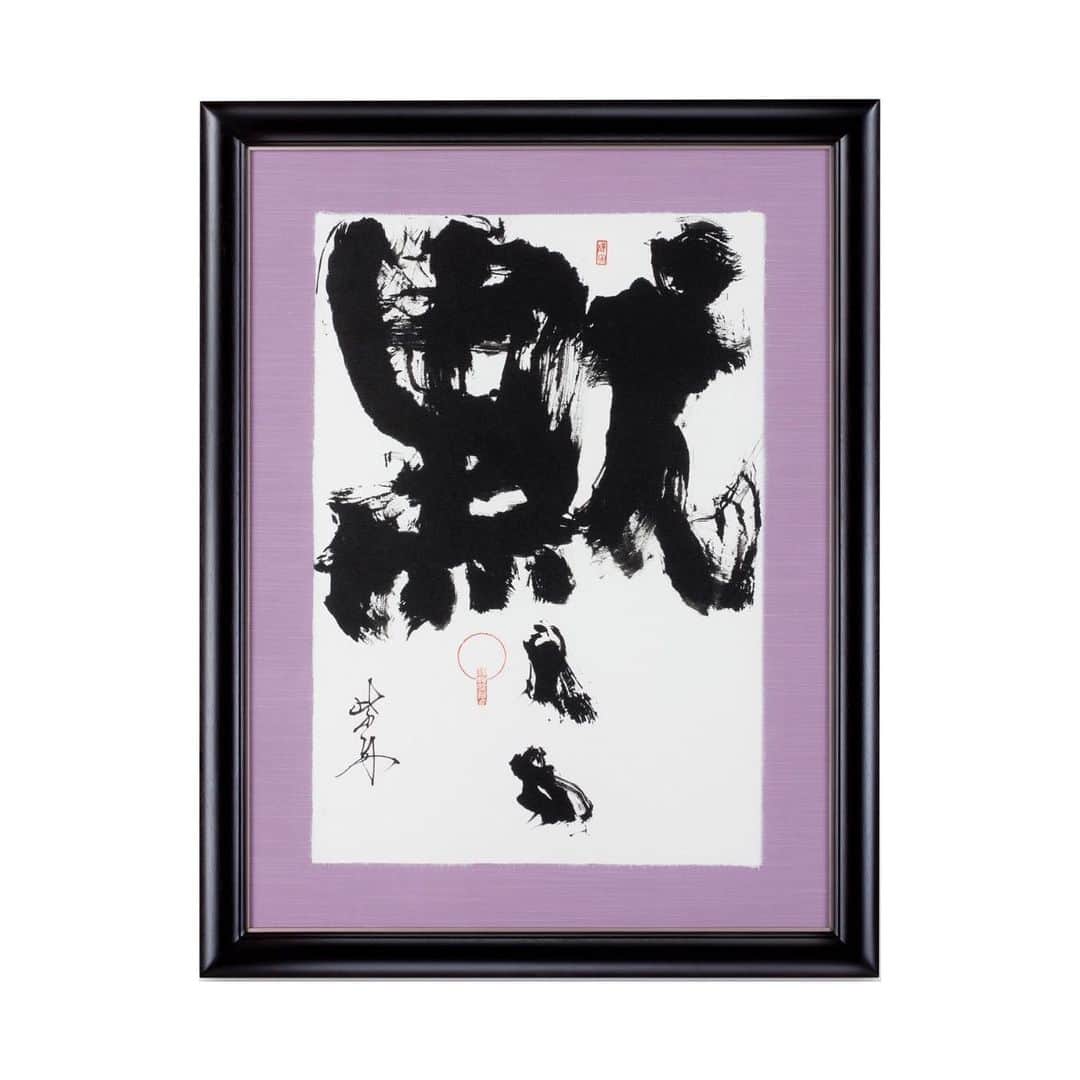 のインスタグラム：「黙、、  黙る　黙る　黙る　 すなわち　それは・・・  . .  ○展示情報○ DESIGNART TOKYO 2023 「紫舟展～伝統表現を超えてゆく～」  10/19～11/7 11:00-19:00 水定休 会場　Poltrona Frau Tokyo Aoyama 東京都港区南青山5-2-13 https://designart.jp/designarttokyo2023/exhibitions/5230/  世界の最高級ラグジュアリーブ家具ブランド、イタリアの「ポルトローナ・フラウ」で展示を行います。 作品は、日本の伝統表現である「浮世絵」・「書」・「日本画」・「春画」を、新しい斬り口で再構築しました。日本を、世界に発信していく作品シリーズの展示ですので、お立ち寄りください！  ○インスタライブ○ 10/21（土）生配信　紫舟Instagramへ（16:45-18:00） @sisyu8」