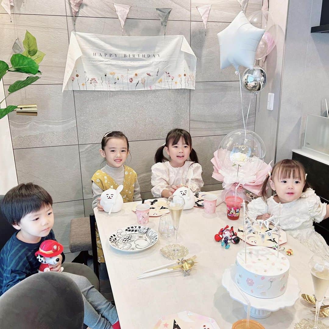 mariomi324さんのインスタグラム写真 - (mariomi324Instagram)「仲良しfamily👨‍👩‍👧‍👦が娘たちのお誕生日会に来てくれたよー💕 ⭐︎ 大好きなお友達に祝ってもらえて本当によかったね🥰 ⭐︎ パパたちがチビたち見ててくれたので、ママたちはずっと座って飲んでました🍻笑 ママのご褒美day最高🥹🫶 ⭐︎ 次はハロウィンパーティーだね🎃 楽しみ♥️♥️♥️ ✳︎ ✳︎ ✳︎ ✳︎ #6歳 #3歳 #姉妹 #3歳差姉妹 #女の子ママ #姉妹ママ #ig_kids #今日のコーデ #ootd #outfit #ドレスコーデ #キッズドレス #キッズコーデ #子供のいる暮らし #バースデーフォト #6thbirthday #6歳誕生日 #3歳誕生日 #3rdbirthday #sisters #birthday #birthdaygirl #birthdaycake #birthdayparty #birthdayphotoshoot #kidsfashion #kidsgram #instakids #kidsphotography」10月17日 9時11分 - mario_ym324