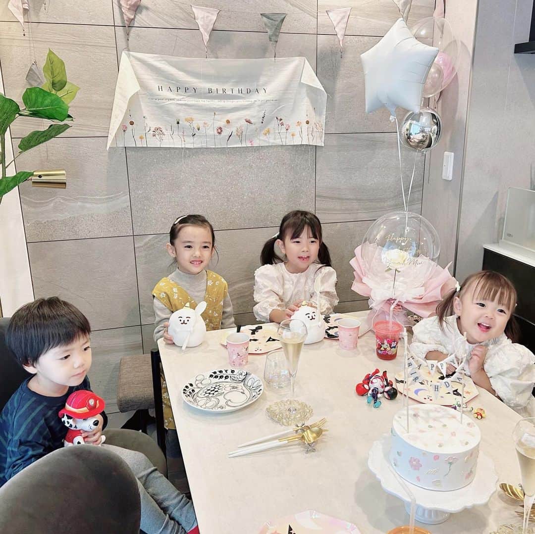 mariomi324のインスタグラム：「仲良しfamily👨‍👩‍👧‍👦が娘たちのお誕生日会に来てくれたよー💕 ⭐︎ 大好きなお友達に祝ってもらえて本当によかったね🥰 ⭐︎ パパたちがチビたち見ててくれたので、ママたちはずっと座って飲んでました🍻笑 ママのご褒美day最高🥹🫶 ⭐︎ 次はハロウィンパーティーだね🎃 楽しみ♥️♥️♥️ ✳︎ ✳︎ ✳︎ ✳︎ #6歳 #3歳 #姉妹 #3歳差姉妹 #女の子ママ #姉妹ママ #ig_kids #今日のコーデ #ootd #outfit #ドレスコーデ #キッズドレス #キッズコーデ #子供のいる暮らし #バースデーフォト #6thbirthday #6歳誕生日 #3歳誕生日 #3rdbirthday #sisters #birthday #birthdaygirl #birthdaycake #birthdayparty #birthdayphotoshoot #kidsfashion #kidsgram #instakids #kidsphotography」