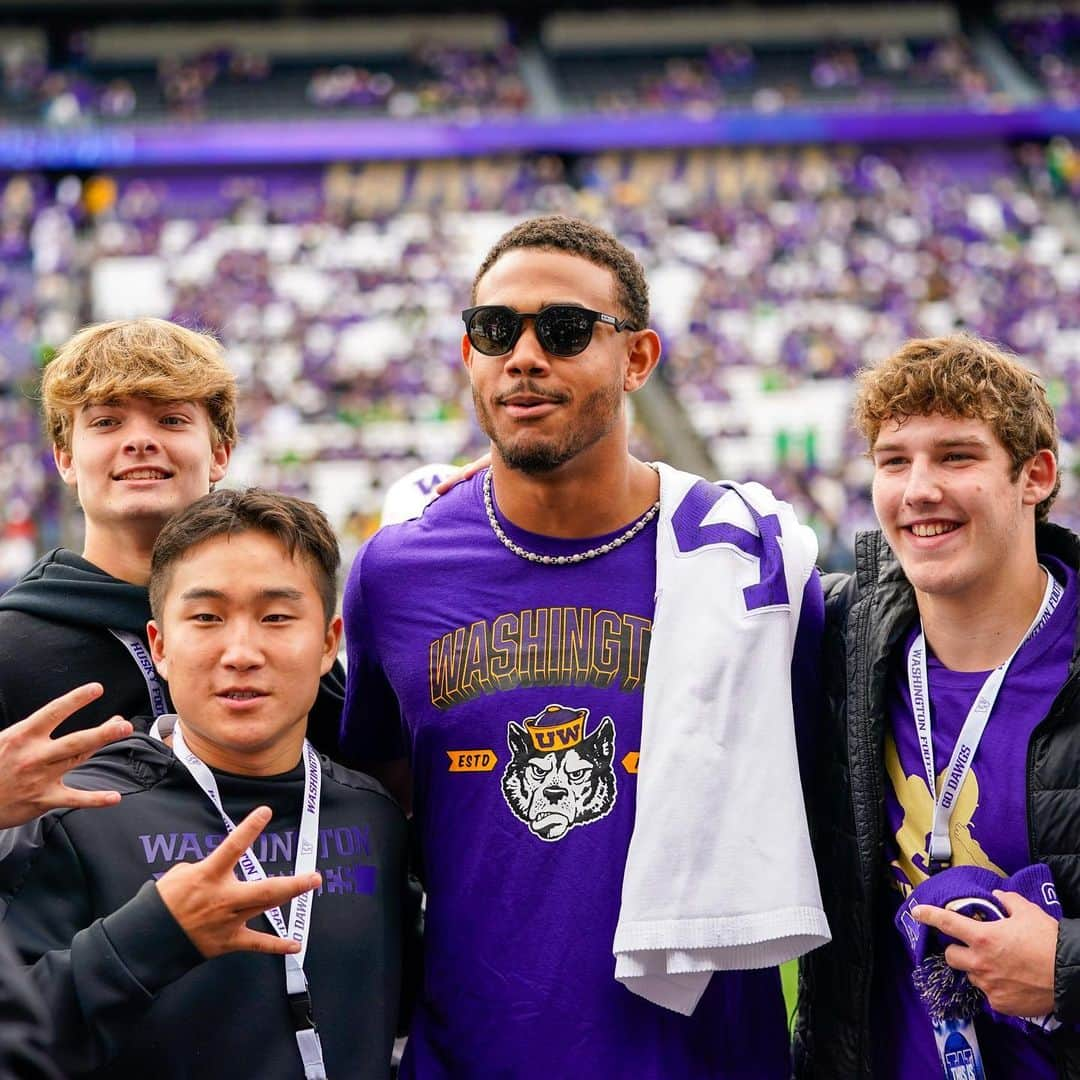 シアトル・マリナーズのインスタグラム：「@jrodshow44 showing out at @uw_football’s big win this weekend 🏈」