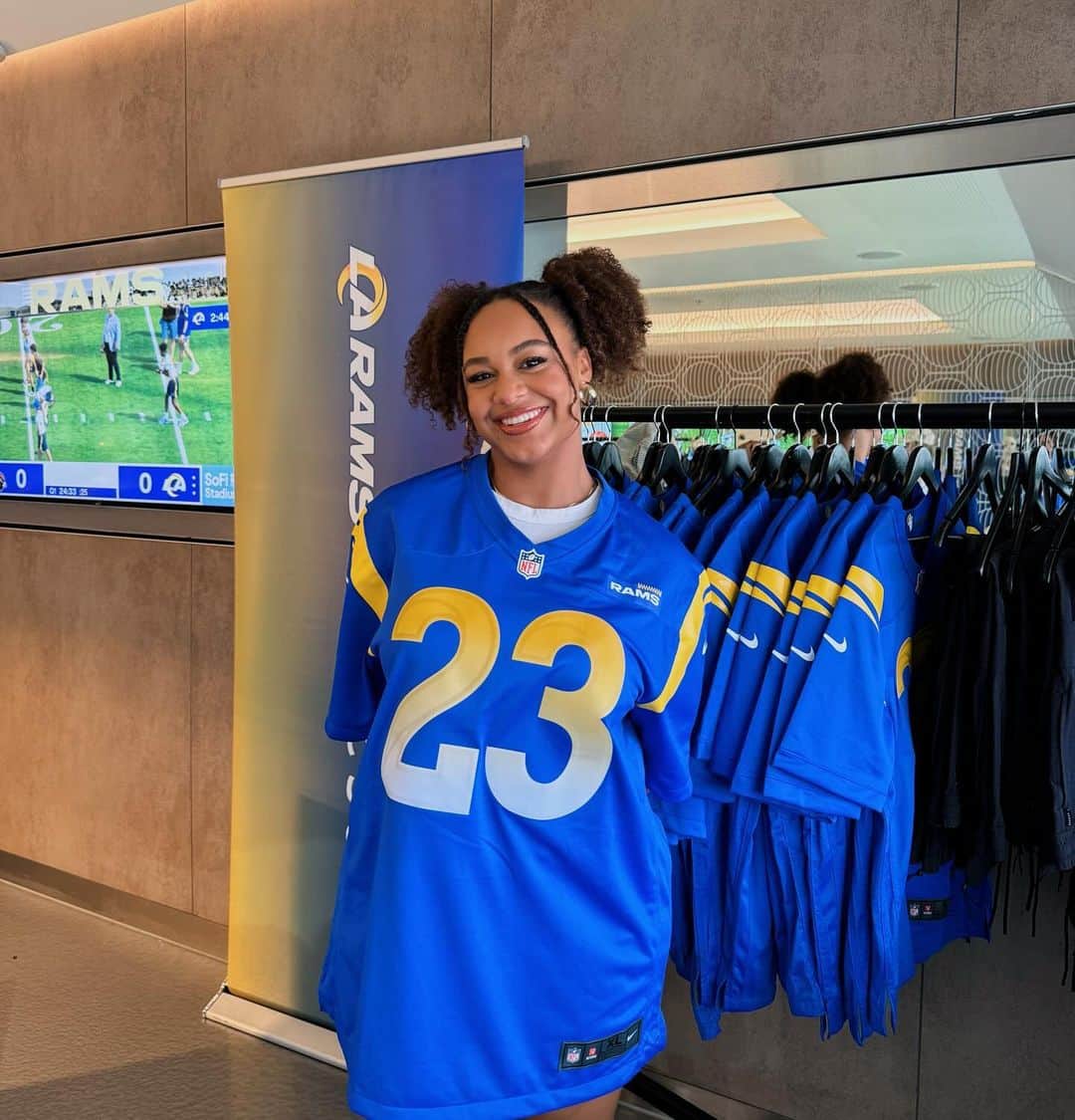 Nia Sioux Frazierのインスタグラム：「first rams game was a success🏈💙💛」
