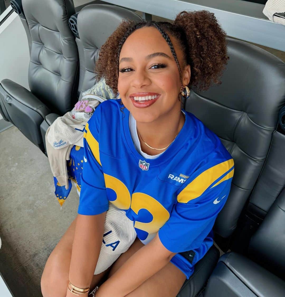Nia Sioux Frazierさんのインスタグラム写真 - (Nia Sioux FrazierInstagram)「first rams game was a success🏈💙💛」10月17日 9時25分 - niasioux